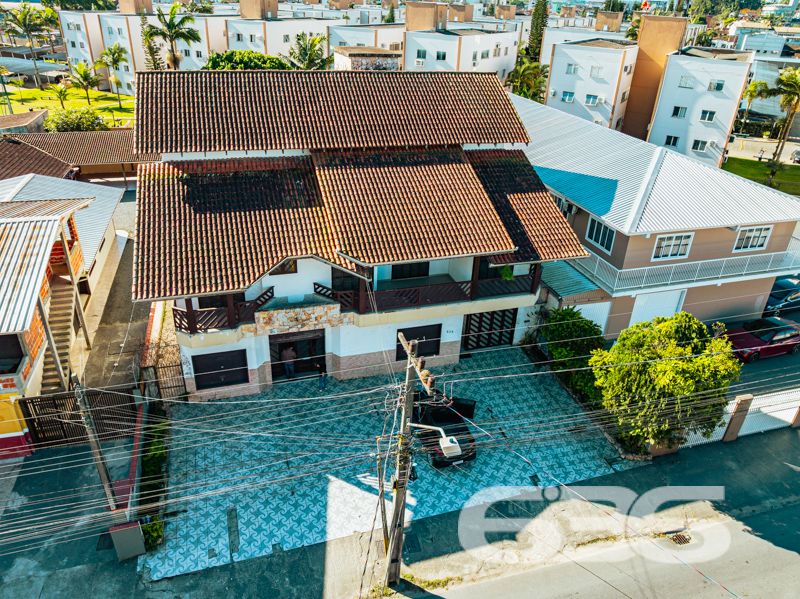 Se você está em busca de um imóvel que combine conforto, excelente localização e potencial para moradia e investimento, esse sobrado em Joinville é a opção perfeita para você! Situado no bairro Guanabara, uma das regiões mais procuradas da cidade, este imóvel oferece muito mais do que apenas um endereço incrível.

O sobrado possui uma área construída de 600 m², distribuídos em três pisos, com um total de cinco dormitórios, uma suíte espaçosa com closet e sacada privativa. Este ambiente garante conforto e privacidade, perfeito para relaxar após um longo dia. Além disso, são cinco banheiros, atendendo a todas as necessidades dos moradores e tornando este sobrado ideal para famílias grandes ou para quem busca mais espaço.

A estrutura inclui duas salas de estar, uma sala de jantar, uma sala íntima, quatro cozinhas com móveis planejados, lavabo e duas áreas de serviço. A harmonia dos espaços garante funcionalidade e praticidade, criando um ambiente acolhedor e sofisticado. Para os momentos de lazer, as cinco sacadas oferecem vistas encantadoras e oportunidades para disfrutar do clima ameno da região.

No segundo e terceiro pisos, o imóvel ainda conta com apartamentos adicionais, ideais para locação, visitantes ou para abrigar diferentes gerações de uma mesma família. 

A área externa do imóvel não deixa nada a desejar: com 872,12 m² totais de terreno, há um espaço amplo, murado e cercado que permite diversas possibilidades de uso, como a instalação de um jardim ou espaço pet. Além disso, a garagem comporta três vagas cobertas e uma descoberta, garantindo espaço para todos os veículos da casa.

Este é um imóvel que não só oferece um local acolhedor para morar, mas também uma excelente oportunidade de investimento. A localização é um dos seus maiores trunfos, estando perto de vias de acesso, transporte público, escolas, hospitais e serviços essenciais, incluindo fácil acesso a UPA, farmácias, postos de gasolina e supermercados.

Imóvel que permite animais e está estrategicamente posicionado, pronto para receber sua família ou para ser explorado como uma interessante fonte de renda. Não perca esta oportunidade única no mercado imobiliário de Joinville! Entre em contato conosco para mais informações e agende uma visita. Venha conhecer este sobrado que reúne as melhores características para viver bem e investir com segurança!
 
636 NEGÓCIOS IMOBILIÁRIOS: A SUA MELHOR ESCOLHA
Com mais de 30 anos de experiência, a 636 Negócios Imobiliários é sua parceira ideal para encontrar o imóvel perfeito. Estamos prontos para ajudá-lo a fazer deste imóvel o seu novo lar.
 
Telefone: (47) 3451-0636
WhatsApp: (47) 99190-0636
 
Não perca esta oportunidade única. Visite nosso site para mais informações: i636.com.br