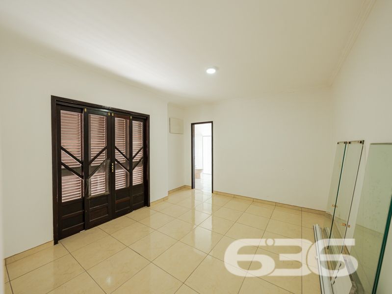 Se você está em busca de um imóvel que combine conforto, excelente localização e potencial para moradia e investimento, esse sobrado em Joinville é a opção perfeita para você! Situado no bairro Guanabara, uma das regiões mais procuradas da cidade, este imóvel oferece muito mais do que apenas um endereço incrível.

O sobrado possui uma área construída de 600 m², distribuídos em três pisos, com um total de cinco dormitórios, uma suíte espaçosa com closet e sacada privativa. Este ambiente garante conforto e privacidade, perfeito para relaxar após um longo dia. Além disso, são cinco banheiros, atendendo a todas as necessidades dos moradores e tornando este sobrado ideal para famílias grandes ou para quem busca mais espaço.

A estrutura inclui duas salas de estar, uma sala de jantar, uma sala íntima, quatro cozinhas com móveis planejados, lavabo e duas áreas de serviço. A harmonia dos espaços garante funcionalidade e praticidade, criando um ambiente acolhedor e sofisticado. Para os momentos de lazer, as cinco sacadas oferecem vistas encantadoras e oportunidades para disfrutar do clima ameno da região.

No segundo e terceiro pisos, o imóvel ainda conta com apartamentos adicionais, ideais para locação, visitantes ou para abrigar diferentes gerações de uma mesma família. 

A área externa do imóvel não deixa nada a desejar: com 872,12 m² totais de terreno, há um espaço amplo, murado e cercado que permite diversas possibilidades de uso, como a instalação de um jardim ou espaço pet. Além disso, a garagem comporta três vagas cobertas e uma descoberta, garantindo espaço para todos os veículos da casa.

Este é um imóvel que não só oferece um local acolhedor para morar, mas também uma excelente oportunidade de investimento. A localização é um dos seus maiores trunfos, estando perto de vias de acesso, transporte público, escolas, hospitais e serviços essenciais, incluindo fácil acesso a UPA, farmácias, postos de gasolina e supermercados.

Imóvel que permite animais e está estrategicamente posicionado, pronto para receber sua família ou para ser explorado como uma interessante fonte de renda. Não perca esta oportunidade única no mercado imobiliário de Joinville! Entre em contato conosco para mais informações e agende uma visita. Venha conhecer este sobrado que reúne as melhores características para viver bem e investir com segurança!
 
636 NEGÓCIOS IMOBILIÁRIOS: A SUA MELHOR ESCOLHA
Com mais de 30 anos de experiência, a 636 Negócios Imobiliários é sua parceira ideal para encontrar o imóvel perfeito. Estamos prontos para ajudá-lo a fazer deste imóvel o seu novo lar.
 
Telefone: (47) 3451-0636
WhatsApp: (47) 99190-0636
 
Não perca esta oportunidade única. Visite nosso site para mais informações: i636.com.br