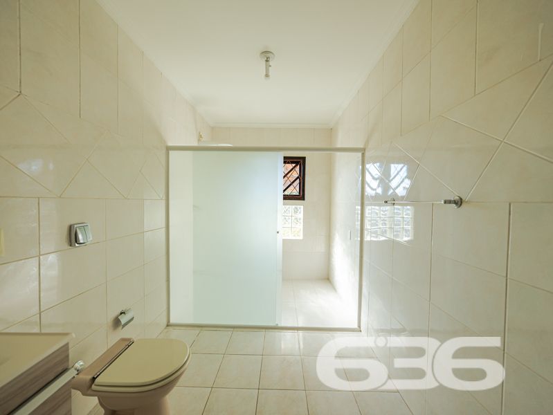 Se você está em busca de um imóvel que combine conforto, excelente localização e potencial para moradia e investimento, esse sobrado em Joinville é a opção perfeita para você! Situado no bairro Guanabara, uma das regiões mais procuradas da cidade, este imóvel oferece muito mais do que apenas um endereço incrível.

O sobrado possui uma área construída de 600 m², distribuídos em três pisos, com um total de cinco dormitórios, uma suíte espaçosa com closet e sacada privativa. Este ambiente garante conforto e privacidade, perfeito para relaxar após um longo dia. Além disso, são cinco banheiros, atendendo a todas as necessidades dos moradores e tornando este sobrado ideal para famílias grandes ou para quem busca mais espaço.

A estrutura inclui duas salas de estar, uma sala de jantar, uma sala íntima, quatro cozinhas com móveis planejados, lavabo e duas áreas de serviço. A harmonia dos espaços garante funcionalidade e praticidade, criando um ambiente acolhedor e sofisticado. Para os momentos de lazer, as cinco sacadas oferecem vistas encantadoras e oportunidades para disfrutar do clima ameno da região.

No segundo e terceiro pisos, o imóvel ainda conta com apartamentos adicionais, ideais para locação, visitantes ou para abrigar diferentes gerações de uma mesma família. 

A área externa do imóvel não deixa nada a desejar: com 872,12 m² totais de terreno, há um espaço amplo, murado e cercado que permite diversas possibilidades de uso, como a instalação de um jardim ou espaço pet. Além disso, a garagem comporta três vagas cobertas e uma descoberta, garantindo espaço para todos os veículos da casa.

Este é um imóvel que não só oferece um local acolhedor para morar, mas também uma excelente oportunidade de investimento. A localização é um dos seus maiores trunfos, estando perto de vias de acesso, transporte público, escolas, hospitais e serviços essenciais, incluindo fácil acesso a UPA, farmácias, postos de gasolina e supermercados.

Imóvel que permite animais e está estrategicamente posicionado, pronto para receber sua família ou para ser explorado como uma interessante fonte de renda. Não perca esta oportunidade única no mercado imobiliário de Joinville! Entre em contato conosco para mais informações e agende uma visita. Venha conhecer este sobrado que reúne as melhores características para viver bem e investir com segurança!
 
636 NEGÓCIOS IMOBILIÁRIOS: A SUA MELHOR ESCOLHA
Com mais de 30 anos de experiência, a 636 Negócios Imobiliários é sua parceira ideal para encontrar o imóvel perfeito. Estamos prontos para ajudá-lo a fazer deste imóvel o seu novo lar.
 
Telefone: (47) 3451-0636
WhatsApp: (47) 99190-0636
 
Não perca esta oportunidade única. Visite nosso site para mais informações: i636.com.br
