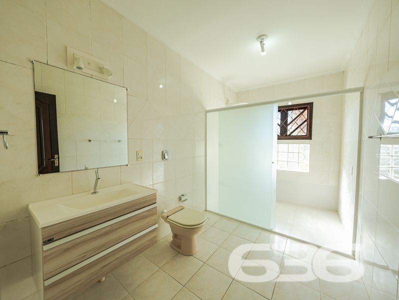 Se você está em busca de um imóvel que combine conforto, excelente localização e potencial para moradia e investimento, esse sobrado em Joinville é a opção perfeita para você! Situado no bairro Guanabara, uma das regiões mais procuradas da cidade, este imóvel oferece muito mais do que apenas um endereço incrível.

O sobrado possui uma área construída de 600 m², distribuídos em três pisos, com um total de cinco dormitórios, uma suíte espaçosa com closet e sacada privativa. Este ambiente garante conforto e privacidade, perfeito para relaxar após um longo dia. Além disso, são cinco banheiros, atendendo a todas as necessidades dos moradores e tornando este sobrado ideal para famílias grandes ou para quem busca mais espaço.

A estrutura inclui duas salas de estar, uma sala de jantar, uma sala íntima, quatro cozinhas com móveis planejados, lavabo e duas áreas de serviço. A harmonia dos espaços garante funcionalidade e praticidade, criando um ambiente acolhedor e sofisticado. Para os momentos de lazer, as cinco sacadas oferecem vistas encantadoras e oportunidades para disfrutar do clima ameno da região.

No segundo e terceiro pisos, o imóvel ainda conta com apartamentos adicionais, ideais para locação, visitantes ou para abrigar diferentes gerações de uma mesma família. 

A área externa do imóvel não deixa nada a desejar: com 872,12 m² totais de terreno, há um espaço amplo, murado e cercado que permite diversas possibilidades de uso, como a instalação de um jardim ou espaço pet. Além disso, a garagem comporta três vagas cobertas e uma descoberta, garantindo espaço para todos os veículos da casa.

Este é um imóvel que não só oferece um local acolhedor para morar, mas também uma excelente oportunidade de investimento. A localização é um dos seus maiores trunfos, estando perto de vias de acesso, transporte público, escolas, hospitais e serviços essenciais, incluindo fácil acesso a UPA, farmácias, postos de gasolina e supermercados.

Imóvel que permite animais e está estrategicamente posicionado, pronto para receber sua família ou para ser explorado como uma interessante fonte de renda. Não perca esta oportunidade única no mercado imobiliário de Joinville! Entre em contato conosco para mais informações e agende uma visita. Venha conhecer este sobrado que reúne as melhores características para viver bem e investir com segurança!
 
636 NEGÓCIOS IMOBILIÁRIOS: A SUA MELHOR ESCOLHA
Com mais de 30 anos de experiência, a 636 Negócios Imobiliários é sua parceira ideal para encontrar o imóvel perfeito. Estamos prontos para ajudá-lo a fazer deste imóvel o seu novo lar.
 
Telefone: (47) 3451-0636
WhatsApp: (47) 99190-0636
 
Não perca esta oportunidade única. Visite nosso site para mais informações: i636.com.br