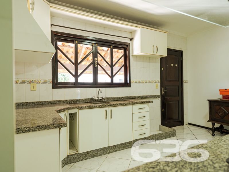 Se você está em busca de um imóvel que combine conforto, excelente localização e potencial para moradia e investimento, esse sobrado em Joinville é a opção perfeita para você! Situado no bairro Guanabara, uma das regiões mais procuradas da cidade, este imóvel oferece muito mais do que apenas um endereço incrível.

O sobrado possui uma área construída de 600 m², distribuídos em três pisos, com um total de cinco dormitórios, uma suíte espaçosa com closet e sacada privativa. Este ambiente garante conforto e privacidade, perfeito para relaxar após um longo dia. Além disso, são cinco banheiros, atendendo a todas as necessidades dos moradores e tornando este sobrado ideal para famílias grandes ou para quem busca mais espaço.

A estrutura inclui duas salas de estar, uma sala de jantar, uma sala íntima, quatro cozinhas com móveis planejados, lavabo e duas áreas de serviço. A harmonia dos espaços garante funcionalidade e praticidade, criando um ambiente acolhedor e sofisticado. Para os momentos de lazer, as cinco sacadas oferecem vistas encantadoras e oportunidades para disfrutar do clima ameno da região.

No segundo e terceiro pisos, o imóvel ainda conta com apartamentos adicionais, ideais para locação, visitantes ou para abrigar diferentes gerações de uma mesma família. 

A área externa do imóvel não deixa nada a desejar: com 872,12 m² totais de terreno, há um espaço amplo, murado e cercado que permite diversas possibilidades de uso, como a instalação de um jardim ou espaço pet. Além disso, a garagem comporta três vagas cobertas e uma descoberta, garantindo espaço para todos os veículos da casa.

Este é um imóvel que não só oferece um local acolhedor para morar, mas também uma excelente oportunidade de investimento. A localização é um dos seus maiores trunfos, estando perto de vias de acesso, transporte público, escolas, hospitais e serviços essenciais, incluindo fácil acesso a UPA, farmácias, postos de gasolina e supermercados.

Imóvel que permite animais e está estrategicamente posicionado, pronto para receber sua família ou para ser explorado como uma interessante fonte de renda. Não perca esta oportunidade única no mercado imobiliário de Joinville! Entre em contato conosco para mais informações e agende uma visita. Venha conhecer este sobrado que reúne as melhores características para viver bem e investir com segurança!
 
636 NEGÓCIOS IMOBILIÁRIOS: A SUA MELHOR ESCOLHA
Com mais de 30 anos de experiência, a 636 Negócios Imobiliários é sua parceira ideal para encontrar o imóvel perfeito. Estamos prontos para ajudá-lo a fazer deste imóvel o seu novo lar.
 
Telefone: (47) 3451-0636
WhatsApp: (47) 99190-0636
 
Não perca esta oportunidade única. Visite nosso site para mais informações: i636.com.br
