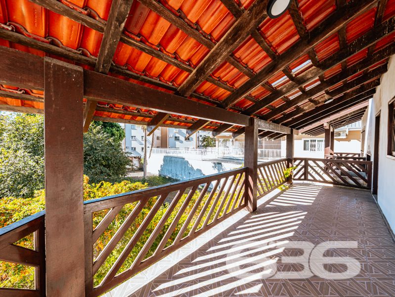 Se você está em busca de um imóvel que combine conforto, excelente localização e potencial para moradia e investimento, esse sobrado em Joinville é a opção perfeita para você! Situado no bairro Guanabara, uma das regiões mais procuradas da cidade, este imóvel oferece muito mais do que apenas um endereço incrível.

O sobrado possui uma área construída de 600 m², distribuídos em três pisos, com um total de cinco dormitórios, uma suíte espaçosa com closet e sacada privativa. Este ambiente garante conforto e privacidade, perfeito para relaxar após um longo dia. Além disso, são cinco banheiros, atendendo a todas as necessidades dos moradores e tornando este sobrado ideal para famílias grandes ou para quem busca mais espaço.

A estrutura inclui duas salas de estar, uma sala de jantar, uma sala íntima, quatro cozinhas com móveis planejados, lavabo e duas áreas de serviço. A harmonia dos espaços garante funcionalidade e praticidade, criando um ambiente acolhedor e sofisticado. Para os momentos de lazer, as cinco sacadas oferecem vistas encantadoras e oportunidades para disfrutar do clima ameno da região.

No segundo e terceiro pisos, o imóvel ainda conta com apartamentos adicionais, ideais para locação, visitantes ou para abrigar diferentes gerações de uma mesma família. 

A área externa do imóvel não deixa nada a desejar: com 872,12 m² totais de terreno, há um espaço amplo, murado e cercado que permite diversas possibilidades de uso, como a instalação de um jardim ou espaço pet. Além disso, a garagem comporta três vagas cobertas e uma descoberta, garantindo espaço para todos os veículos da casa.

Este é um imóvel que não só oferece um local acolhedor para morar, mas também uma excelente oportunidade de investimento. A localização é um dos seus maiores trunfos, estando perto de vias de acesso, transporte público, escolas, hospitais e serviços essenciais, incluindo fácil acesso a UPA, farmácias, postos de gasolina e supermercados.

Imóvel que permite animais e está estrategicamente posicionado, pronto para receber sua família ou para ser explorado como uma interessante fonte de renda. Não perca esta oportunidade única no mercado imobiliário de Joinville! Entre em contato conosco para mais informações e agende uma visita. Venha conhecer este sobrado que reúne as melhores características para viver bem e investir com segurança!
 
636 NEGÓCIOS IMOBILIÁRIOS: A SUA MELHOR ESCOLHA
Com mais de 30 anos de experiência, a 636 Negócios Imobiliários é sua parceira ideal para encontrar o imóvel perfeito. Estamos prontos para ajudá-lo a fazer deste imóvel o seu novo lar.
 
Telefone: (47) 3451-0636
WhatsApp: (47) 99190-0636
 
Não perca esta oportunidade única. Visite nosso site para mais informações: i636.com.br
