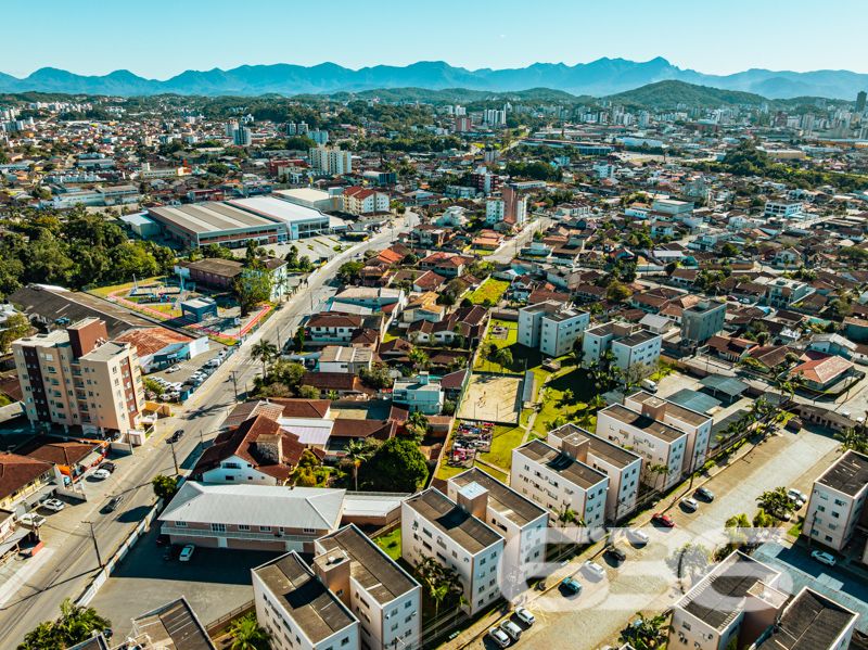 Se você está em busca de um imóvel que combine conforto, excelente localização e potencial para moradia e investimento, esse sobrado em Joinville é a opção perfeita para você! Situado no bairro Guanabara, uma das regiões mais procuradas da cidade, este imóvel oferece muito mais do que apenas um endereço incrível.

O sobrado possui uma área construída de 600 m², distribuídos em três pisos, com um total de cinco dormitórios, uma suíte espaçosa com closet e sacada privativa. Este ambiente garante conforto e privacidade, perfeito para relaxar após um longo dia. Além disso, são cinco banheiros, atendendo a todas as necessidades dos moradores e tornando este sobrado ideal para famílias grandes ou para quem busca mais espaço.

A estrutura inclui duas salas de estar, uma sala de jantar, uma sala íntima, quatro cozinhas com móveis planejados, lavabo e duas áreas de serviço. A harmonia dos espaços garante funcionalidade e praticidade, criando um ambiente acolhedor e sofisticado. Para os momentos de lazer, as cinco sacadas oferecem vistas encantadoras e oportunidades para disfrutar do clima ameno da região.

No segundo e terceiro pisos, o imóvel ainda conta com apartamentos adicionais, ideais para locação, visitantes ou para abrigar diferentes gerações de uma mesma família. 

A área externa do imóvel não deixa nada a desejar: com 872,12 m² totais de terreno, há um espaço amplo, murado e cercado que permite diversas possibilidades de uso, como a instalação de um jardim ou espaço pet. Além disso, a garagem comporta três vagas cobertas e uma descoberta, garantindo espaço para todos os veículos da casa.

Este é um imóvel que não só oferece um local acolhedor para morar, mas também uma excelente oportunidade de investimento. A localização é um dos seus maiores trunfos, estando perto de vias de acesso, transporte público, escolas, hospitais e serviços essenciais, incluindo fácil acesso a UPA, farmácias, postos de gasolina e supermercados.

Imóvel que permite animais e está estrategicamente posicionado, pronto para receber sua família ou para ser explorado como uma interessante fonte de renda. Não perca esta oportunidade única no mercado imobiliário de Joinville! Entre em contato conosco para mais informações e agende uma visita. Venha conhecer este sobrado que reúne as melhores características para viver bem e investir com segurança!
 
636 NEGÓCIOS IMOBILIÁRIOS: A SUA MELHOR ESCOLHA
Com mais de 30 anos de experiência, a 636 Negócios Imobiliários é sua parceira ideal para encontrar o imóvel perfeito. Estamos prontos para ajudá-lo a fazer deste imóvel o seu novo lar.
 
Telefone: (47) 3451-0636
WhatsApp: (47) 99190-0636
 
Não perca esta oportunidade única. Visite nosso site para mais informações: i636.com.br