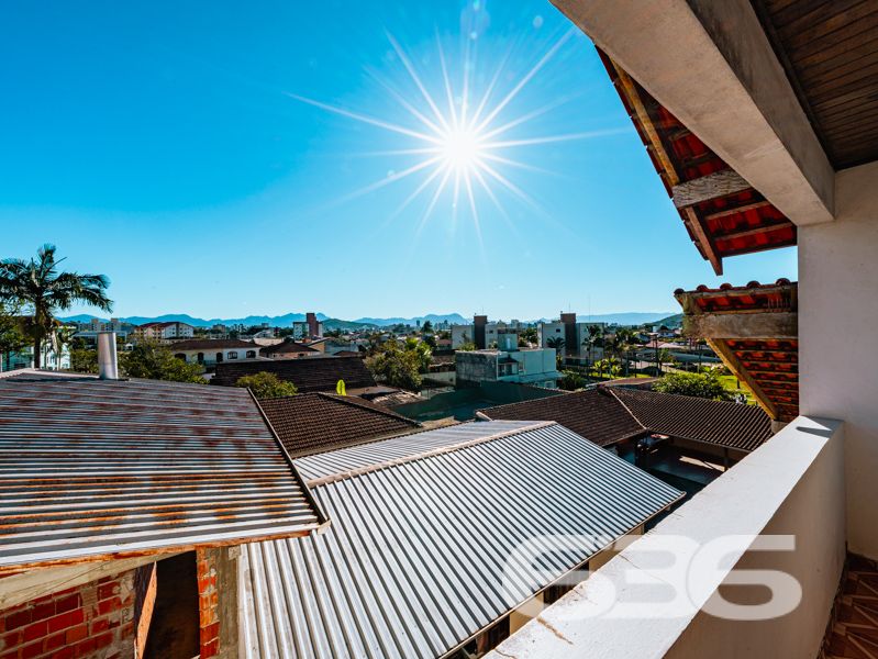 Se você está em busca de um imóvel que combine conforto, excelente localização e potencial para moradia e investimento, esse sobrado em Joinville é a opção perfeita para você! Situado no bairro Guanabara, uma das regiões mais procuradas da cidade, este imóvel oferece muito mais do que apenas um endereço incrível.

O sobrado possui uma área construída de 600 m², distribuídos em três pisos, com um total de cinco dormitórios, uma suíte espaçosa com closet e sacada privativa. Este ambiente garante conforto e privacidade, perfeito para relaxar após um longo dia. Além disso, são cinco banheiros, atendendo a todas as necessidades dos moradores e tornando este sobrado ideal para famílias grandes ou para quem busca mais espaço.

A estrutura inclui duas salas de estar, uma sala de jantar, uma sala íntima, quatro cozinhas com móveis planejados, lavabo e duas áreas de serviço. A harmonia dos espaços garante funcionalidade e praticidade, criando um ambiente acolhedor e sofisticado. Para os momentos de lazer, as cinco sacadas oferecem vistas encantadoras e oportunidades para disfrutar do clima ameno da região.

No segundo e terceiro pisos, o imóvel ainda conta com apartamentos adicionais, ideais para locação, visitantes ou para abrigar diferentes gerações de uma mesma família. 

A área externa do imóvel não deixa nada a desejar: com 872,12 m² totais de terreno, há um espaço amplo, murado e cercado que permite diversas possibilidades de uso, como a instalação de um jardim ou espaço pet. Além disso, a garagem comporta três vagas cobertas e uma descoberta, garantindo espaço para todos os veículos da casa.

Este é um imóvel que não só oferece um local acolhedor para morar, mas também uma excelente oportunidade de investimento. A localização é um dos seus maiores trunfos, estando perto de vias de acesso, transporte público, escolas, hospitais e serviços essenciais, incluindo fácil acesso a UPA, farmácias, postos de gasolina e supermercados.

Imóvel que permite animais e está estrategicamente posicionado, pronto para receber sua família ou para ser explorado como uma interessante fonte de renda. Não perca esta oportunidade única no mercado imobiliário de Joinville! Entre em contato conosco para mais informações e agende uma visita. Venha conhecer este sobrado que reúne as melhores características para viver bem e investir com segurança!
 
636 NEGÓCIOS IMOBILIÁRIOS: A SUA MELHOR ESCOLHA
Com mais de 30 anos de experiência, a 636 Negócios Imobiliários é sua parceira ideal para encontrar o imóvel perfeito. Estamos prontos para ajudá-lo a fazer deste imóvel o seu novo lar.
 
Telefone: (47) 3451-0636
WhatsApp: (47) 99190-0636
 
Não perca esta oportunidade única. Visite nosso site para mais informações: i636.com.br