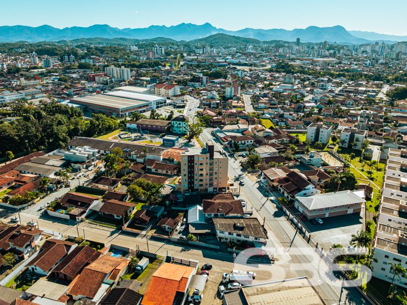 Se você está em busca de um imóvel que combine conforto, excelente localização e potencial para moradia e investimento, esse sobrado em Joinville é a opção perfeita para você! Situado no bairro Guanabara, uma das regiões mais procuradas da cidade, este imóvel oferece muito mais do que apenas um endereço incrível.

O sobrado possui uma área construída de 600 m², distribuídos em três pisos, com um total de cinco dormitórios, uma suíte espaçosa com closet e sacada privativa. Este ambiente garante conforto e privacidade, perfeito para relaxar após um longo dia. Além disso, são cinco banheiros, atendendo a todas as necessidades dos moradores e tornando este sobrado ideal para famílias grandes ou para quem busca mais espaço.

A estrutura inclui duas salas de estar, uma sala de jantar, uma sala íntima, quatro cozinhas com móveis planejados, lavabo e duas áreas de serviço. A harmonia dos espaços garante funcionalidade e praticidade, criando um ambiente acolhedor e sofisticado. Para os momentos de lazer, as cinco sacadas oferecem vistas encantadoras e oportunidades para disfrutar do clima ameno da região.

No segundo e terceiro pisos, o imóvel ainda conta com apartamentos adicionais, ideais para locação, visitantes ou para abrigar diferentes gerações de uma mesma família. 

A área externa do imóvel não deixa nada a desejar: com 872,12 m² totais de terreno, há um espaço amplo, murado e cercado que permite diversas possibilidades de uso, como a instalação de um jardim ou espaço pet. Além disso, a garagem comporta três vagas cobertas e uma descoberta, garantindo espaço para todos os veículos da casa.

Este é um imóvel que não só oferece um local acolhedor para morar, mas também uma excelente oportunidade de investimento. A localização é um dos seus maiores trunfos, estando perto de vias de acesso, transporte público, escolas, hospitais e serviços essenciais, incluindo fácil acesso a UPA, farmácias, postos de gasolina e supermercados.

Imóvel que permite animais e está estrategicamente posicionado, pronto para receber sua família ou para ser explorado como uma interessante fonte de renda. Não perca esta oportunidade única no mercado imobiliário de Joinville! Entre em contato conosco para mais informações e agende uma visita. Venha conhecer este sobrado que reúne as melhores características para viver bem e investir com segurança!
 
636 NEGÓCIOS IMOBILIÁRIOS: A SUA MELHOR ESCOLHA
Com mais de 30 anos de experiência, a 636 Negócios Imobiliários é sua parceira ideal para encontrar o imóvel perfeito. Estamos prontos para ajudá-lo a fazer deste imóvel o seu novo lar.
 
Telefone: (47) 3451-0636
WhatsApp: (47) 99190-0636
 
Não perca esta oportunidade única. Visite nosso site para mais informações: i636.com.br