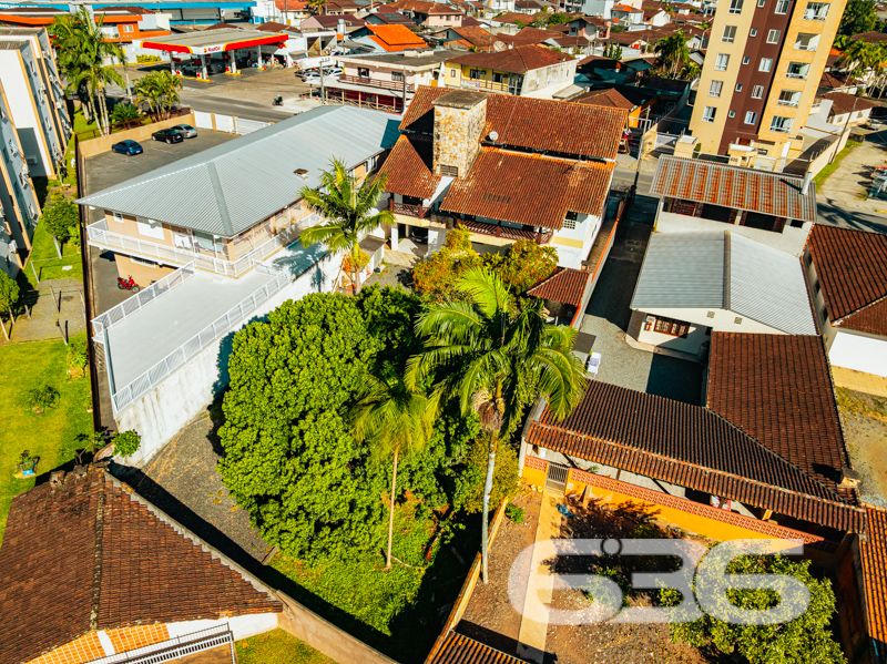 Se você está em busca de um imóvel que combine conforto, excelente localização e potencial para moradia e investimento, esse sobrado em Joinville é a opção perfeita para você! Situado no bairro Guanabara, uma das regiões mais procuradas da cidade, este imóvel oferece muito mais do que apenas um endereço incrível.

O sobrado possui uma área construída de 600 m², distribuídos em três pisos, com um total de cinco dormitórios, uma suíte espaçosa com closet e sacada privativa. Este ambiente garante conforto e privacidade, perfeito para relaxar após um longo dia. Além disso, são cinco banheiros, atendendo a todas as necessidades dos moradores e tornando este sobrado ideal para famílias grandes ou para quem busca mais espaço.

A estrutura inclui duas salas de estar, uma sala de jantar, uma sala íntima, quatro cozinhas com móveis planejados, lavabo e duas áreas de serviço. A harmonia dos espaços garante funcionalidade e praticidade, criando um ambiente acolhedor e sofisticado. Para os momentos de lazer, as cinco sacadas oferecem vistas encantadoras e oportunidades para disfrutar do clima ameno da região.

No segundo e terceiro pisos, o imóvel ainda conta com apartamentos adicionais, ideais para locação, visitantes ou para abrigar diferentes gerações de uma mesma família. 

A área externa do imóvel não deixa nada a desejar: com 872,12 m² totais de terreno, há um espaço amplo, murado e cercado que permite diversas possibilidades de uso, como a instalação de um jardim ou espaço pet. Além disso, a garagem comporta três vagas cobertas e uma descoberta, garantindo espaço para todos os veículos da casa.

Este é um imóvel que não só oferece um local acolhedor para morar, mas também uma excelente oportunidade de investimento. A localização é um dos seus maiores trunfos, estando perto de vias de acesso, transporte público, escolas, hospitais e serviços essenciais, incluindo fácil acesso a UPA, farmácias, postos de gasolina e supermercados.

Imóvel que permite animais e está estrategicamente posicionado, pronto para receber sua família ou para ser explorado como uma interessante fonte de renda. Não perca esta oportunidade única no mercado imobiliário de Joinville! Entre em contato conosco para mais informações e agende uma visita. Venha conhecer este sobrado que reúne as melhores características para viver bem e investir com segurança!
 
636 NEGÓCIOS IMOBILIÁRIOS: A SUA MELHOR ESCOLHA
Com mais de 30 anos de experiência, a 636 Negócios Imobiliários é sua parceira ideal para encontrar o imóvel perfeito. Estamos prontos para ajudá-lo a fazer deste imóvel o seu novo lar.
 
Telefone: (47) 3451-0636
WhatsApp: (47) 99190-0636
 
Não perca esta oportunidade única. Visite nosso site para mais informações: i636.com.br