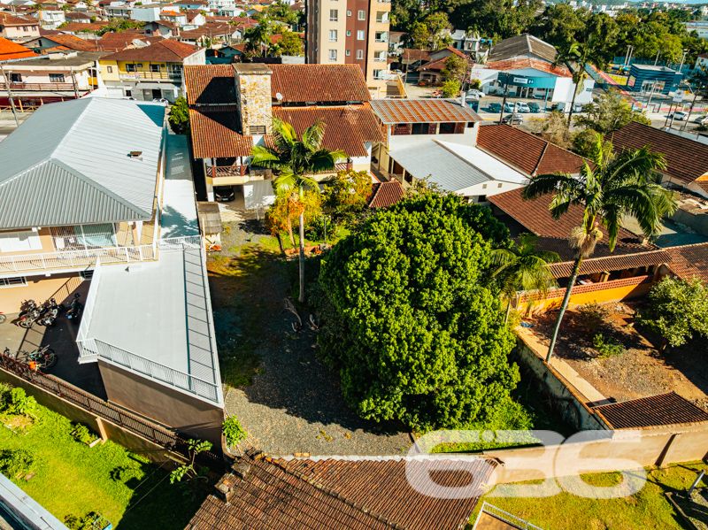 Se você está em busca de um imóvel que combine conforto, excelente localização e potencial para moradia e investimento, esse sobrado em Joinville é a opção perfeita para você! Situado no bairro Guanabara, uma das regiões mais procuradas da cidade, este imóvel oferece muito mais do que apenas um endereço incrível.

O sobrado possui uma área construída de 600 m², distribuídos em três pisos, com um total de cinco dormitórios, uma suíte espaçosa com closet e sacada privativa. Este ambiente garante conforto e privacidade, perfeito para relaxar após um longo dia. Além disso, são cinco banheiros, atendendo a todas as necessidades dos moradores e tornando este sobrado ideal para famílias grandes ou para quem busca mais espaço.

A estrutura inclui duas salas de estar, uma sala de jantar, uma sala íntima, quatro cozinhas com móveis planejados, lavabo e duas áreas de serviço. A harmonia dos espaços garante funcionalidade e praticidade, criando um ambiente acolhedor e sofisticado. Para os momentos de lazer, as cinco sacadas oferecem vistas encantadoras e oportunidades para disfrutar do clima ameno da região.

No segundo e terceiro pisos, o imóvel ainda conta com apartamentos adicionais, ideais para locação, visitantes ou para abrigar diferentes gerações de uma mesma família. 

A área externa do imóvel não deixa nada a desejar: com 872,12 m² totais de terreno, há um espaço amplo, murado e cercado que permite diversas possibilidades de uso, como a instalação de um jardim ou espaço pet. Além disso, a garagem comporta três vagas cobertas e uma descoberta, garantindo espaço para todos os veículos da casa.

Este é um imóvel que não só oferece um local acolhedor para morar, mas também uma excelente oportunidade de investimento. A localização é um dos seus maiores trunfos, estando perto de vias de acesso, transporte público, escolas, hospitais e serviços essenciais, incluindo fácil acesso a UPA, farmácias, postos de gasolina e supermercados.

Imóvel que permite animais e está estrategicamente posicionado, pronto para receber sua família ou para ser explorado como uma interessante fonte de renda. Não perca esta oportunidade única no mercado imobiliário de Joinville! Entre em contato conosco para mais informações e agende uma visita. Venha conhecer este sobrado que reúne as melhores características para viver bem e investir com segurança!
 
636 NEGÓCIOS IMOBILIÁRIOS: A SUA MELHOR ESCOLHA
Com mais de 30 anos de experiência, a 636 Negócios Imobiliários é sua parceira ideal para encontrar o imóvel perfeito. Estamos prontos para ajudá-lo a fazer deste imóvel o seu novo lar.
 
Telefone: (47) 3451-0636
WhatsApp: (47) 99190-0636
 
Não perca esta oportunidade única. Visite nosso site para mais informações: i636.com.br