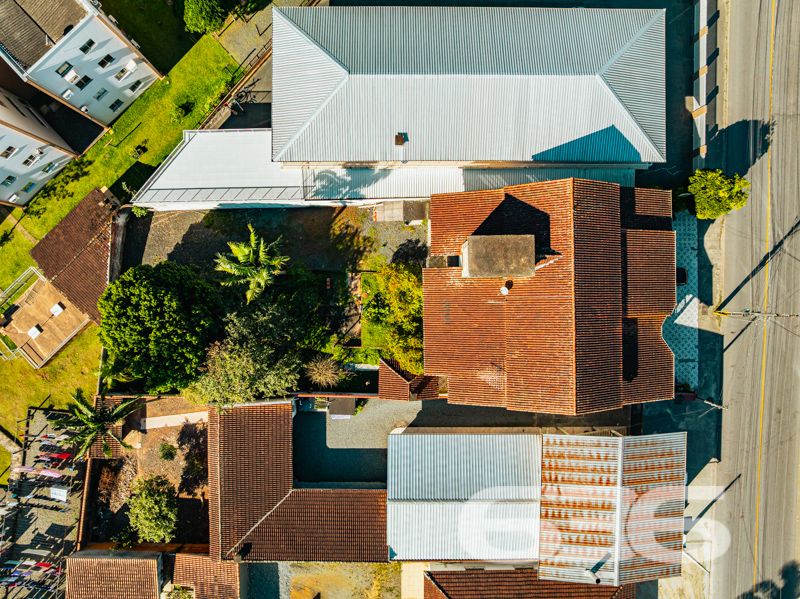 Se você está em busca de um imóvel que combine conforto, excelente localização e potencial para moradia e investimento, esse sobrado em Joinville é a opção perfeita para você! Situado no bairro Guanabara, uma das regiões mais procuradas da cidade, este imóvel oferece muito mais do que apenas um endereço incrível.

O sobrado possui uma área construída de 600 m², distribuídos em três pisos, com um total de cinco dormitórios, uma suíte espaçosa com closet e sacada privativa. Este ambiente garante conforto e privacidade, perfeito para relaxar após um longo dia. Além disso, são cinco banheiros, atendendo a todas as necessidades dos moradores e tornando este sobrado ideal para famílias grandes ou para quem busca mais espaço.

A estrutura inclui duas salas de estar, uma sala de jantar, uma sala íntima, quatro cozinhas com móveis planejados, lavabo e duas áreas de serviço. A harmonia dos espaços garante funcionalidade e praticidade, criando um ambiente acolhedor e sofisticado. Para os momentos de lazer, as cinco sacadas oferecem vistas encantadoras e oportunidades para disfrutar do clima ameno da região.

No segundo e terceiro pisos, o imóvel ainda conta com apartamentos adicionais, ideais para locação, visitantes ou para abrigar diferentes gerações de uma mesma família. 

A área externa do imóvel não deixa nada a desejar: com 872,12 m² totais de terreno, há um espaço amplo, murado e cercado que permite diversas possibilidades de uso, como a instalação de um jardim ou espaço pet. Além disso, a garagem comporta três vagas cobertas e uma descoberta, garantindo espaço para todos os veículos da casa.

Este é um imóvel que não só oferece um local acolhedor para morar, mas também uma excelente oportunidade de investimento. A localização é um dos seus maiores trunfos, estando perto de vias de acesso, transporte público, escolas, hospitais e serviços essenciais, incluindo fácil acesso a UPA, farmácias, postos de gasolina e supermercados.

Imóvel que permite animais e está estrategicamente posicionado, pronto para receber sua família ou para ser explorado como uma interessante fonte de renda. Não perca esta oportunidade única no mercado imobiliário de Joinville! Entre em contato conosco para mais informações e agende uma visita. Venha conhecer este sobrado que reúne as melhores características para viver bem e investir com segurança!
 
636 NEGÓCIOS IMOBILIÁRIOS: A SUA MELHOR ESCOLHA
Com mais de 30 anos de experiência, a 636 Negócios Imobiliários é sua parceira ideal para encontrar o imóvel perfeito. Estamos prontos para ajudá-lo a fazer deste imóvel o seu novo lar.
 
Telefone: (47) 3451-0636
WhatsApp: (47) 99190-0636
 
Não perca esta oportunidade única. Visite nosso site para mais informações: i636.com.br