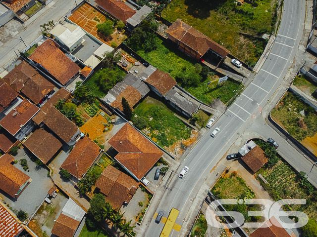 LOTE À VENDA NO BAIRRO GUANABARA - ESTUDA PERMUTA
Este é um amplo terreno com 787,33m² de área total, sendo 16,42 metros de frente por 59 metros nas laterais, possuindo declive suave.
Está localizado próximo a bons comércios e estabelecimentos da região, como: supermercados, farmácias, postos de saúde, escolas e demais serviços. A cerca de 600 metros da Estação de ônibus do Guanabara, 800 metros do Parque da Cidade e 650 metros do Supermercado Albino.
Ficou interessado? Não perca essa grande oportunidade em excelente localização!
Fale conosco e saiba mais:
Telefone: (47) 3451-0636
WhatsApp: (47) 99190-0636
Imobiliária 636.