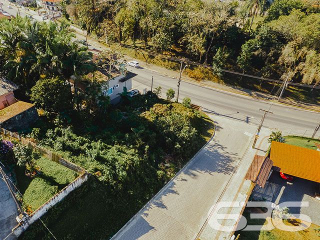 TERRENO DE ESQUINA À VENDA NO BAIRRO ITAUM - ESTUDA PERMUTA
Procura por um lugar para investir e começar aquela construção tão desejada? Então você não pode perder essa grande oportunidade!
Este é um terreno de esquina com 560m² de área total, sendo 14 metros de frente por 40 metros em ambos os lados, com aclive suave.
Está localizado na Rua Monsenhor Gercino, excelente para ponto comercial!
Fale conosco:
Telefone: (47) 3451-0636
WhatsApp: (47) 99190-0636