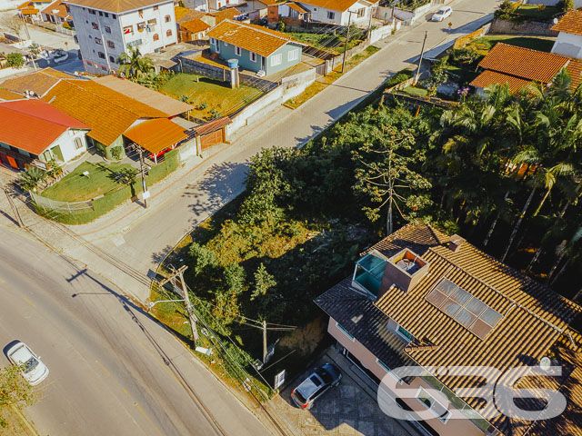 TERRENO DE ESQUINA À VENDA NO BAIRRO ITAUM - ESTUDA PERMUTA
Procura por um lugar para investir e começar aquela construção tão desejada? Então você não pode perder essa grande oportunidade!
Este é um terreno de esquina com 560m² de área total, sendo 14 metros de frente por 40 metros em ambos os lados, com aclive suave.
Está localizado na Rua Monsenhor Gercino, excelente para ponto comercial!
Fale conosco:
Telefone: (47) 3451-0636
WhatsApp: (47) 99190-0636