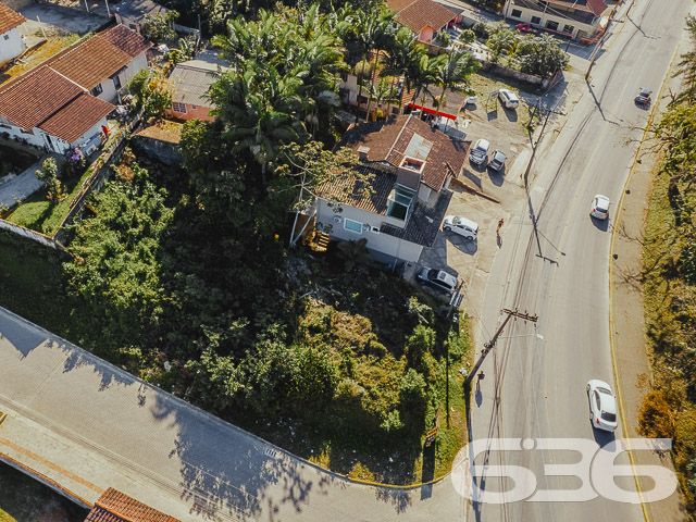 TERRENO DE ESQUINA À VENDA NO BAIRRO ITAUM - ESTUDA PERMUTA
Procura por um lugar para investir e começar aquela construção tão desejada? Então você não pode perder essa grande oportunidade!
Este é um terreno de esquina com 560m² de área total, sendo 14 metros de frente por 40 metros em ambos os lados, com aclive suave.
Está localizado na Rua Monsenhor Gercino, excelente para ponto comercial!
Fale conosco:
Telefone: (47) 3451-0636
WhatsApp: (47) 99190-0636
