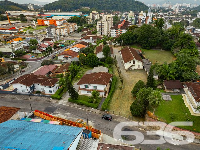 TERRENO NO BAIRRO GLÓRIA. Com uma área total de aproximadamente 961m², este terreno é perfeito. Sua classificação na Macrozona AUAP, setor SA-02, CAL 3 com Gabarito 25 confirma o potencial de construção e o aproveitamento máximo dessa área.
Além da parcela de terreno individual, há uma emocionante possibilidade de adquirir mais duas matrículas de áreas adjacentes, somando um total de aproximadamente 11 mil metros quadrados. Isso representa uma oportunidade extraordinária para investidores que têm a visão de criar um empreendimento ainda mais amplo e exclusivo.
A excelente localização do terreno, aliada ao seu potencial de construção, torna essa oferta irresistível. A região do bairro Glória é conhecida pela infraestrutura completa, com comércios, serviços e fácil acesso a vias importantes da cidade.
Fale conosco e saiba mais:
Telefone: (47) 3451-0636
WhatsApp: (47) 99190-0636
Imobiliária 636.