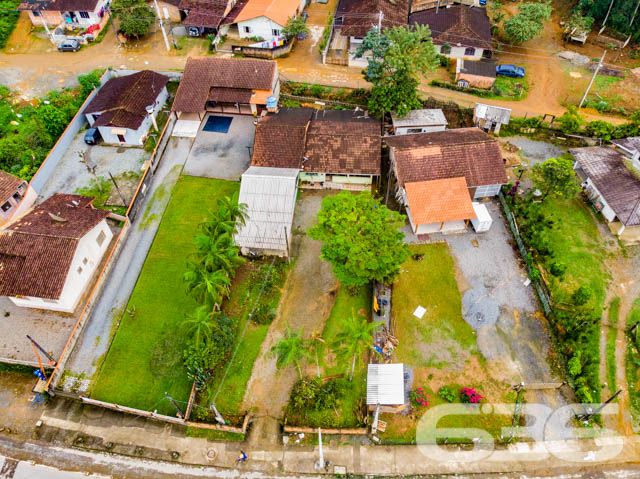 TERRENO AMPLO E PRONTO PARA CONSTRUIR NO BAIRRO GUANABARA
Explore este excepcional terreno de 1.160,25m² no bairro Guanabara, uma oportunidade imperdível para construtores e investidores. Com frente para duas ruas e localizado em uma macrozona AUAP, setor SA-02, este terreno oferece um potencial incrível para desenvolvimento.
Situado em uma faixa viária e com frente para uma rua pavimentada, é perfeito para projetos residenciais ou comerciais. Sua localização estratégica perto do centro de Joinville garante fácil acesso a hospitais, escolas, restaurantes, mercados e outros comércios, tornando-o uma escolha ideal para qualquer empreendimento.
Além de sua ótima localização e acessibilidade, este terreno está pronto para construir, com todas as condições favoráveis para iniciar um projeto imediatamente. A possibilidade de permuta oferece ainda mais flexibilidade para os interessados, tornando esta uma oportunidade de investimento ainda mais atraente.
A 636 Negócios Imobiliários, com mais de 30 anos de experiência no mercado imobiliário, está pronta para ajudá-lo a aproveitar esta oportunidade única. Nossa equipe de especialistas está à disposição para oferecer o melhor atendimento e suporte em sua jornada de investimento. Entre em contato conosco pelo telefone: (47) 3451-0636 ou WhatsApp: (47) 99190-0636.
Este e outros milhares de imóveis no site: i636.com.br