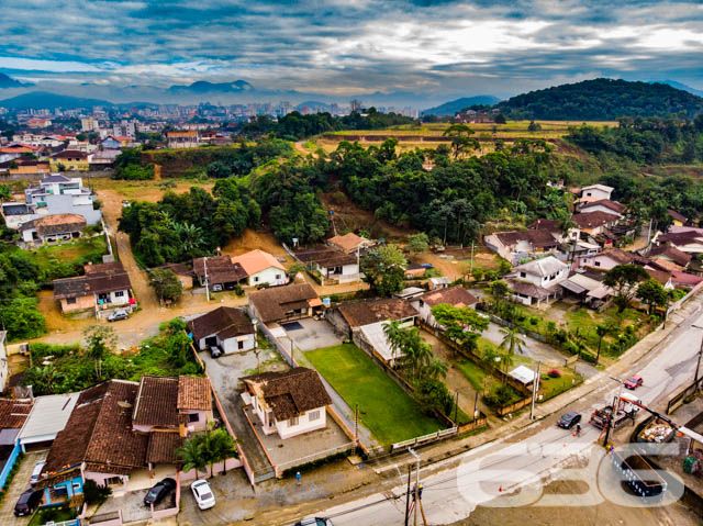 TERRENO AMPLO E PRONTO PARA CONSTRUIR NO BAIRRO GUANABARA
Explore este excepcional terreno de 1.160,25m² no bairro Guanabara, uma oportunidade imperdível para construtores e investidores. Com frente para duas ruas e localizado em uma macrozona AUAP, setor SA-02, este terreno oferece um potencial incrível para desenvolvimento.
Situado em uma faixa viária e com frente para uma rua pavimentada, é perfeito para projetos residenciais ou comerciais. Sua localização estratégica perto do centro de Joinville garante fácil acesso a hospitais, escolas, restaurantes, mercados e outros comércios, tornando-o uma escolha ideal para qualquer empreendimento.
Além de sua ótima localização e acessibilidade, este terreno está pronto para construir, com todas as condições favoráveis para iniciar um projeto imediatamente. A possibilidade de permuta oferece ainda mais flexibilidade para os interessados, tornando esta uma oportunidade de investimento ainda mais atraente.
A 636 Negócios Imobiliários, com mais de 30 anos de experiência no mercado imobiliário, está pronta para ajudá-lo a aproveitar esta oportunidade única. Nossa equipe de especialistas está à disposição para oferecer o melhor atendimento e suporte em sua jornada de investimento. Entre em contato conosco pelo telefone: (47) 3451-0636 ou WhatsApp: (47) 99190-0636.
Este e outros milhares de imóveis no site: i636.com.br