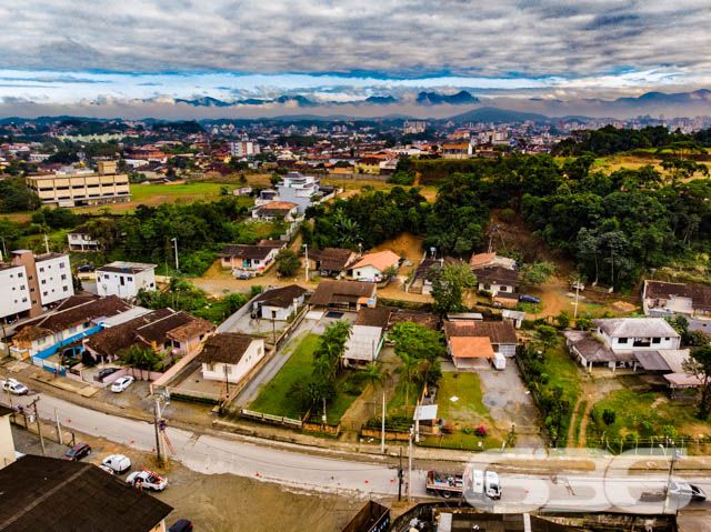 TERRENO AMPLO E PRONTO PARA CONSTRUIR NO BAIRRO GUANABARA
Explore este excepcional terreno de 1.160,25m² no bairro Guanabara, uma oportunidade imperdível para construtores e investidores. Com frente para duas ruas e localizado em uma macrozona AUAP, setor SA-02, este terreno oferece um potencial incrível para desenvolvimento.
Situado em uma faixa viária e com frente para uma rua pavimentada, é perfeito para projetos residenciais ou comerciais. Sua localização estratégica perto do centro de Joinville garante fácil acesso a hospitais, escolas, restaurantes, mercados e outros comércios, tornando-o uma escolha ideal para qualquer empreendimento.
Além de sua ótima localização e acessibilidade, este terreno está pronto para construir, com todas as condições favoráveis para iniciar um projeto imediatamente. A possibilidade de permuta oferece ainda mais flexibilidade para os interessados, tornando esta uma oportunidade de investimento ainda mais atraente.
A 636 Negócios Imobiliários, com mais de 30 anos de experiência no mercado imobiliário, está pronta para ajudá-lo a aproveitar esta oportunidade única. Nossa equipe de especialistas está à disposição para oferecer o melhor atendimento e suporte em sua jornada de investimento. Entre em contato conosco pelo telefone: (47) 3451-0636 ou WhatsApp: (47) 99190-0636.
Este e outros milhares de imóveis no site: i636.com.br
