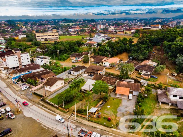 TERRENO AMPLO E PRONTO PARA CONSTRUIR NO BAIRRO GUANABARA
Explore este excepcional terreno de 1.160,25m² no bairro Guanabara, uma oportunidade imperdível para construtores e investidores. Com frente para duas ruas e localizado em uma macrozona AUAP, setor SA-02, este terreno oferece um potencial incrível para desenvolvimento.
Situado em uma faixa viária e com frente para uma rua pavimentada, é perfeito para projetos residenciais ou comerciais. Sua localização estratégica perto do centro de Joinville garante fácil acesso a hospitais, escolas, restaurantes, mercados e outros comércios, tornando-o uma escolha ideal para qualquer empreendimento.
Além de sua ótima localização e acessibilidade, este terreno está pronto para construir, com todas as condições favoráveis para iniciar um projeto imediatamente. A possibilidade de permuta oferece ainda mais flexibilidade para os interessados, tornando esta uma oportunidade de investimento ainda mais atraente.
A 636 Negócios Imobiliários, com mais de 30 anos de experiência no mercado imobiliário, está pronta para ajudá-lo a aproveitar esta oportunidade única. Nossa equipe de especialistas está à disposição para oferecer o melhor atendimento e suporte em sua jornada de investimento. Entre em contato conosco pelo telefone: (47) 3451-0636 ou WhatsApp: (47) 99190-0636.
Este e outros milhares de imóveis no site: i636.com.br