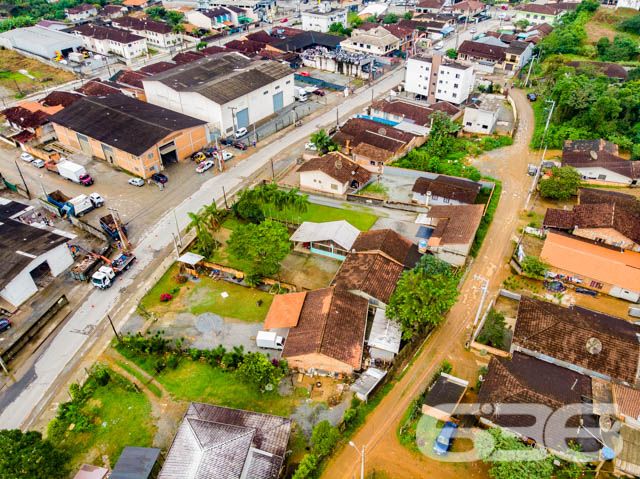 TERRENO AMPLO E PRONTO PARA CONSTRUIR NO BAIRRO GUANABARA
Explore este excepcional terreno de 1.160,25m² no bairro Guanabara, uma oportunidade imperdível para construtores e investidores. Com frente para duas ruas e localizado em uma macrozona AUAP, setor SA-02, este terreno oferece um potencial incrível para desenvolvimento.
Situado em uma faixa viária e com frente para uma rua pavimentada, é perfeito para projetos residenciais ou comerciais. Sua localização estratégica perto do centro de Joinville garante fácil acesso a hospitais, escolas, restaurantes, mercados e outros comércios, tornando-o uma escolha ideal para qualquer empreendimento.
Além de sua ótima localização e acessibilidade, este terreno está pronto para construir, com todas as condições favoráveis para iniciar um projeto imediatamente. A possibilidade de permuta oferece ainda mais flexibilidade para os interessados, tornando esta uma oportunidade de investimento ainda mais atraente.
A 636 Negócios Imobiliários, com mais de 30 anos de experiência no mercado imobiliário, está pronta para ajudá-lo a aproveitar esta oportunidade única. Nossa equipe de especialistas está à disposição para oferecer o melhor atendimento e suporte em sua jornada de investimento. Entre em contato conosco pelo telefone: (47) 3451-0636 ou WhatsApp: (47) 99190-0636.
Este e outros milhares de imóveis no site: i636.com.br