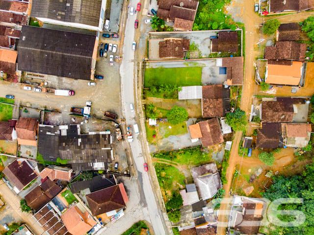 TERRENO AMPLO E PRONTO PARA CONSTRUIR NO BAIRRO GUANABARA
Explore este excepcional terreno de 1.160,25m² no bairro Guanabara, uma oportunidade imperdível para construtores e investidores. Com frente para duas ruas e localizado em uma macrozona AUAP, setor SA-02, este terreno oferece um potencial incrível para desenvolvimento.
Situado em uma faixa viária e com frente para uma rua pavimentada, é perfeito para projetos residenciais ou comerciais. Sua localização estratégica perto do centro de Joinville garante fácil acesso a hospitais, escolas, restaurantes, mercados e outros comércios, tornando-o uma escolha ideal para qualquer empreendimento.
Além de sua ótima localização e acessibilidade, este terreno está pronto para construir, com todas as condições favoráveis para iniciar um projeto imediatamente. A possibilidade de permuta oferece ainda mais flexibilidade para os interessados, tornando esta uma oportunidade de investimento ainda mais atraente.
A 636 Negócios Imobiliários, com mais de 30 anos de experiência no mercado imobiliário, está pronta para ajudá-lo a aproveitar esta oportunidade única. Nossa equipe de especialistas está à disposição para oferecer o melhor atendimento e suporte em sua jornada de investimento. Entre em contato conosco pelo telefone: (47) 3451-0636 ou WhatsApp: (47) 99190-0636.
Este e outros milhares de imóveis no site: i636.com.br