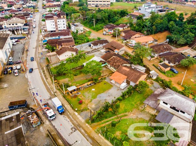TERRENO AMPLO E PRONTO PARA CONSTRUIR NO BAIRRO GUANABARA
Explore este excepcional terreno de 1.160,25m² no bairro Guanabara, uma oportunidade imperdível para construtores e investidores. Com frente para duas ruas e localizado em uma macrozona AUAP, setor SA-02, este terreno oferece um potencial incrível para desenvolvimento.
Situado em uma faixa viária e com frente para uma rua pavimentada, é perfeito para projetos residenciais ou comerciais. Sua localização estratégica perto do centro de Joinville garante fácil acesso a hospitais, escolas, restaurantes, mercados e outros comércios, tornando-o uma escolha ideal para qualquer empreendimento.
Além de sua ótima localização e acessibilidade, este terreno está pronto para construir, com todas as condições favoráveis para iniciar um projeto imediatamente. A possibilidade de permuta oferece ainda mais flexibilidade para os interessados, tornando esta uma oportunidade de investimento ainda mais atraente.
A 636 Negócios Imobiliários, com mais de 30 anos de experiência no mercado imobiliário, está pronta para ajudá-lo a aproveitar esta oportunidade única. Nossa equipe de especialistas está à disposição para oferecer o melhor atendimento e suporte em sua jornada de investimento. Entre em contato conosco pelo telefone: (47) 3451-0636 ou WhatsApp: (47) 99190-0636.
Este e outros milhares de imóveis no site: i636.com.br