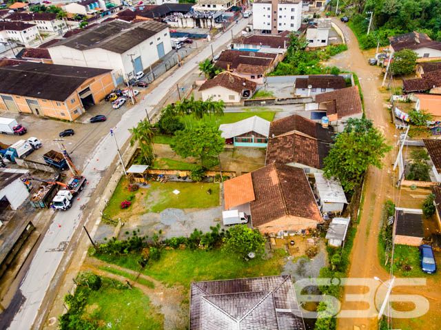 TERRENO AMPLO E PRONTO PARA CONSTRUIR NO BAIRRO GUANABARA
Explore este excepcional terreno de 1.160,25m² no bairro Guanabara, uma oportunidade imperdível para construtores e investidores. Com frente para duas ruas e localizado em uma macrozona AUAP, setor SA-02, este terreno oferece um potencial incrível para desenvolvimento.
Situado em uma faixa viária e com frente para uma rua pavimentada, é perfeito para projetos residenciais ou comerciais. Sua localização estratégica perto do centro de Joinville garante fácil acesso a hospitais, escolas, restaurantes, mercados e outros comércios, tornando-o uma escolha ideal para qualquer empreendimento.
Além de sua ótima localização e acessibilidade, este terreno está pronto para construir, com todas as condições favoráveis para iniciar um projeto imediatamente. A possibilidade de permuta oferece ainda mais flexibilidade para os interessados, tornando esta uma oportunidade de investimento ainda mais atraente.
A 636 Negócios Imobiliários, com mais de 30 anos de experiência no mercado imobiliário, está pronta para ajudá-lo a aproveitar esta oportunidade única. Nossa equipe de especialistas está à disposição para oferecer o melhor atendimento e suporte em sua jornada de investimento. Entre em contato conosco pelo telefone: (47) 3451-0636 ou WhatsApp: (47) 99190-0636.
Este e outros milhares de imóveis no site: i636.com.br