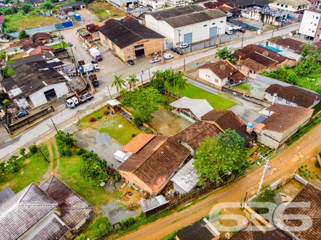 TERRENO AMPLO E PRONTO PARA CONSTRUIR NO BAIRRO GUANABARA
Explore este excepcional terreno de 1.160,25m² no bairro Guanabara, uma oportunidade imperdível para construtores e investidores. Com frente para duas ruas e localizado em uma macrozona AUAP, setor SA-02, este terreno oferece um potencial incrível para desenvolvimento.
Situado em uma faixa viária e com frente para uma rua pavimentada, é perfeito para projetos residenciais ou comerciais. Sua localização estratégica perto do centro de Joinville garante fácil acesso a hospitais, escolas, restaurantes, mercados e outros comércios, tornando-o uma escolha ideal para qualquer empreendimento.
Além de sua ótima localização e acessibilidade, este terreno está pronto para construir, com todas as condições favoráveis para iniciar um projeto imediatamente. A possibilidade de permuta oferece ainda mais flexibilidade para os interessados, tornando esta uma oportunidade de investimento ainda mais atraente.
A 636 Negócios Imobiliários, com mais de 30 anos de experiência no mercado imobiliário, está pronta para ajudá-lo a aproveitar esta oportunidade única. Nossa equipe de especialistas está à disposição para oferecer o melhor atendimento e suporte em sua jornada de investimento. Entre em contato conosco pelo telefone: (47) 3451-0636 ou WhatsApp: (47) 99190-0636.
Este e outros milhares de imóveis no site: i636.com.br