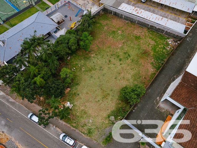 INVISTA AQUI! TERRENOS À VENDA NO BAIRRO IRIRIÚ - ESTUDA PERMUTA
Descubra o potencial de dois lindíssimos terrenos aterrados e parcialmente murados, totalizando uma área de 1.267m² no bairro Iririú, uma tela em branco para seus projetos mais ambiciosos. Com duas escrituras individualizadas, os terrenos possuem áreas respectivas de 582,14m² e 685,07m², oferecendo flexibilidade e opções para investidores e construtores.
Potencial Ilimitado:
Estes lotes, com frente de 30,13 metros e ambos os lados medindo 42,79 metros, estão em uma rua pavimentada, proporcionando um acesso fácil e conveniente. Imagine as possibilidades: residências personalizadas, um complexo de apartamentos ou até mesmo um espaço comercial. A topografia plana e a localização estratégica tornam estes terrenos ideais para qualquer tipo de projeto.
Localização Privilegiada:
Iririú é conhecido por sua tranquilidade e infraestrutura completa, com escolas, comércios e serviços que facilitam o dia a dia. Um bairro em constante desenvolvimento, ideal para investir e construir. A proximidade com as principais vias da cidade aumenta ainda mais o valor destes terrenos.
636 Negócios Imobiliários – Parceiros de Visão:
Com mais de 30 anos de experiência, somos especialistas em identificar oportunidades de valor no mercado imobiliário. Estes terrenos representam uma chance excepcional para investidores visionários.
Para mais informações e para explorar as possibilidades que estes terrenos oferecem, ligue para (47) 3451-0636 ou mande uma mensagem para (47) 99190-0636. Não perca esta oportunidade de investir em um dos bairros mais promissores de Joinville!