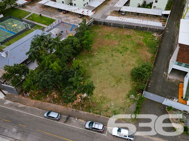 INVISTA AQUI! TERRENOS À VENDA NO BAIRRO IRIRIÚ - ESTUDA PERMUTA
Descubra o potencial de dois lindíssimos terrenos aterrados e parcialmente murados, totalizando uma área de 1.267m² no bairro Iririú, uma tela em branco para seus projetos mais ambiciosos. Com duas escrituras individualizadas, os terrenos possuem áreas respectivas de 582,14m² e 685,07m², oferecendo flexibilidade e opções para investidores e construtores.
Potencial Ilimitado:
Estes lotes, com frente de 30,13 metros e ambos os lados medindo 42,79 metros, estão em uma rua pavimentada, proporcionando um acesso fácil e conveniente. Imagine as possibilidades: residências personalizadas, um complexo de apartamentos ou até mesmo um espaço comercial. A topografia plana e a localização estratégica tornam estes terrenos ideais para qualquer tipo de projeto.
Localização Privilegiada:
Iririú é conhecido por sua tranquilidade e infraestrutura completa, com escolas, comércios e serviços que facilitam o dia a dia. Um bairro em constante desenvolvimento, ideal para investir e construir. A proximidade com as principais vias da cidade aumenta ainda mais o valor destes terrenos.
636 Negócios Imobiliários – Parceiros de Visão:
Com mais de 30 anos de experiência, somos especialistas em identificar oportunidades de valor no mercado imobiliário. Estes terrenos representam uma chance excepcional para investidores visionários.
Para mais informações e para explorar as possibilidades que estes terrenos oferecem, ligue para (47) 3451-0636 ou mande uma mensagem para (47) 99190-0636. Não perca esta oportunidade de investir em um dos bairros mais promissores de Joinville!