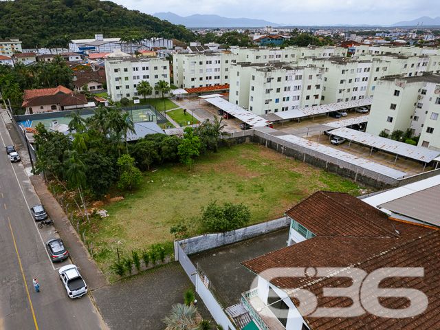INVISTA AQUI! TERRENOS À VENDA NO BAIRRO IRIRIÚ - ESTUDA PERMUTA
Descubra o potencial de dois lindíssimos terrenos aterrados e parcialmente murados, totalizando uma área de 1.267m² no bairro Iririú, uma tela em branco para seus projetos mais ambiciosos. Com duas escrituras individualizadas, os terrenos possuem áreas respectivas de 582,14m² e 685,07m², oferecendo flexibilidade e opções para investidores e construtores.
Potencial Ilimitado:
Estes lotes, com frente de 30,13 metros e ambos os lados medindo 42,79 metros, estão em uma rua pavimentada, proporcionando um acesso fácil e conveniente. Imagine as possibilidades: residências personalizadas, um complexo de apartamentos ou até mesmo um espaço comercial. A topografia plana e a localização estratégica tornam estes terrenos ideais para qualquer tipo de projeto.
Localização Privilegiada:
Iririú é conhecido por sua tranquilidade e infraestrutura completa, com escolas, comércios e serviços que facilitam o dia a dia. Um bairro em constante desenvolvimento, ideal para investir e construir. A proximidade com as principais vias da cidade aumenta ainda mais o valor destes terrenos.
636 Negócios Imobiliários – Parceiros de Visão:
Com mais de 30 anos de experiência, somos especialistas em identificar oportunidades de valor no mercado imobiliário. Estes terrenos representam uma chance excepcional para investidores visionários.
Para mais informações e para explorar as possibilidades que estes terrenos oferecem, ligue para (47) 3451-0636 ou mande uma mensagem para (47) 99190-0636. Não perca esta oportunidade de investir em um dos bairros mais promissores de Joinville!