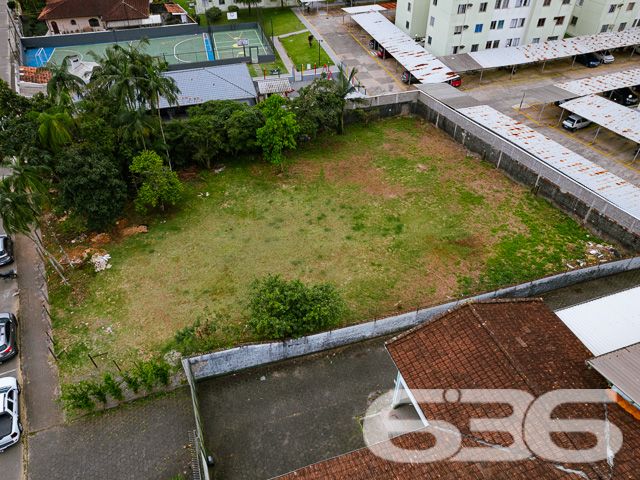 INVISTA AQUI! TERRENOS À VENDA NO BAIRRO IRIRIÚ - ESTUDA PERMUTA
Descubra o potencial de dois lindíssimos terrenos aterrados e parcialmente murados, totalizando uma área de 1.267m² no bairro Iririú, uma tela em branco para seus projetos mais ambiciosos. Com duas escrituras individualizadas, os terrenos possuem áreas respectivas de 582,14m² e 685,07m², oferecendo flexibilidade e opções para investidores e construtores.
Potencial Ilimitado:
Estes lotes, com frente de 30,13 metros e ambos os lados medindo 42,79 metros, estão em uma rua pavimentada, proporcionando um acesso fácil e conveniente. Imagine as possibilidades: residências personalizadas, um complexo de apartamentos ou até mesmo um espaço comercial. A topografia plana e a localização estratégica tornam estes terrenos ideais para qualquer tipo de projeto.
Localização Privilegiada:
Iririú é conhecido por sua tranquilidade e infraestrutura completa, com escolas, comércios e serviços que facilitam o dia a dia. Um bairro em constante desenvolvimento, ideal para investir e construir. A proximidade com as principais vias da cidade aumenta ainda mais o valor destes terrenos.
636 Negócios Imobiliários – Parceiros de Visão:
Com mais de 30 anos de experiência, somos especialistas em identificar oportunidades de valor no mercado imobiliário. Estes terrenos representam uma chance excepcional para investidores visionários.
Para mais informações e para explorar as possibilidades que estes terrenos oferecem, ligue para (47) 3451-0636 ou mande uma mensagem para (47) 99190-0636. Não perca esta oportunidade de investir em um dos bairros mais promissores de Joinville!