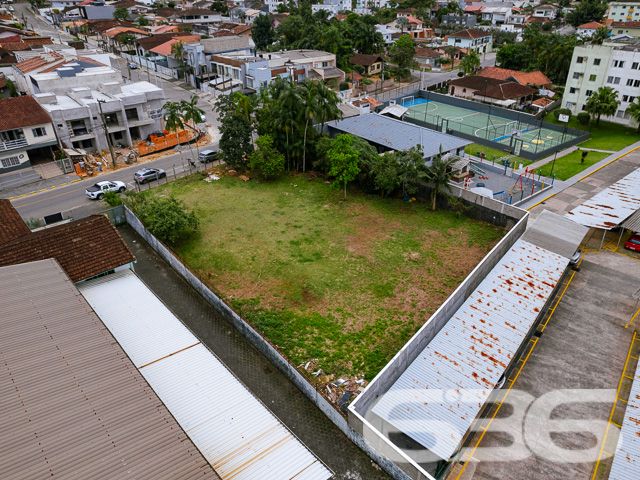 INVISTA AQUI! TERRENOS À VENDA NO BAIRRO IRIRIÚ - ESTUDA PERMUTA
Descubra o potencial de dois lindíssimos terrenos aterrados e parcialmente murados, totalizando uma área de 1.267m² no bairro Iririú, uma tela em branco para seus projetos mais ambiciosos. Com duas escrituras individualizadas, os terrenos possuem áreas respectivas de 582,14m² e 685,07m², oferecendo flexibilidade e opções para investidores e construtores.
Potencial Ilimitado:
Estes lotes, com frente de 30,13 metros e ambos os lados medindo 42,79 metros, estão em uma rua pavimentada, proporcionando um acesso fácil e conveniente. Imagine as possibilidades: residências personalizadas, um complexo de apartamentos ou até mesmo um espaço comercial. A topografia plana e a localização estratégica tornam estes terrenos ideais para qualquer tipo de projeto.
Localização Privilegiada:
Iririú é conhecido por sua tranquilidade e infraestrutura completa, com escolas, comércios e serviços que facilitam o dia a dia. Um bairro em constante desenvolvimento, ideal para investir e construir. A proximidade com as principais vias da cidade aumenta ainda mais o valor destes terrenos.
636 Negócios Imobiliários – Parceiros de Visão:
Com mais de 30 anos de experiência, somos especialistas em identificar oportunidades de valor no mercado imobiliário. Estes terrenos representam uma chance excepcional para investidores visionários.
Para mais informações e para explorar as possibilidades que estes terrenos oferecem, ligue para (47) 3451-0636 ou mande uma mensagem para (47) 99190-0636. Não perca esta oportunidade de investir em um dos bairros mais promissores de Joinville!