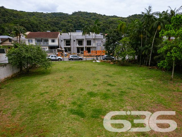 INVISTA AQUI! TERRENOS À VENDA NO BAIRRO IRIRIÚ - ESTUDA PERMUTA
Descubra o potencial de dois lindíssimos terrenos aterrados e parcialmente murados, totalizando uma área de 1.267m² no bairro Iririú, uma tela em branco para seus projetos mais ambiciosos. Com duas escrituras individualizadas, os terrenos possuem áreas respectivas de 582,14m² e 685,07m², oferecendo flexibilidade e opções para investidores e construtores.
Potencial Ilimitado:
Estes lotes, com frente de 30,13 metros e ambos os lados medindo 42,79 metros, estão em uma rua pavimentada, proporcionando um acesso fácil e conveniente. Imagine as possibilidades: residências personalizadas, um complexo de apartamentos ou até mesmo um espaço comercial. A topografia plana e a localização estratégica tornam estes terrenos ideais para qualquer tipo de projeto.
Localização Privilegiada:
Iririú é conhecido por sua tranquilidade e infraestrutura completa, com escolas, comércios e serviços que facilitam o dia a dia. Um bairro em constante desenvolvimento, ideal para investir e construir. A proximidade com as principais vias da cidade aumenta ainda mais o valor destes terrenos.
636 Negócios Imobiliários – Parceiros de Visão:
Com mais de 30 anos de experiência, somos especialistas em identificar oportunidades de valor no mercado imobiliário. Estes terrenos representam uma chance excepcional para investidores visionários.
Para mais informações e para explorar as possibilidades que estes terrenos oferecem, ligue para (47) 3451-0636 ou mande uma mensagem para (47) 99190-0636. Não perca esta oportunidade de investir em um dos bairros mais promissores de Joinville!