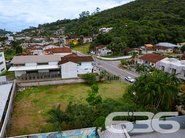 INVISTA AQUI! TERRENOS À VENDA NO BAIRRO IRIRIÚ - ESTUDA PERMUTA
Descubra o potencial de dois lindíssimos terrenos aterrados e parcialmente murados, totalizando uma área de 1.267m² no bairro Iririú, uma tela em branco para seus projetos mais ambiciosos. Com duas escrituras individualizadas, os terrenos possuem áreas respectivas de 582,14m² e 685,07m², oferecendo flexibilidade e opções para investidores e construtores.
Potencial Ilimitado:
Estes lotes, com frente de 30,13 metros e ambos os lados medindo 42,79 metros, estão em uma rua pavimentada, proporcionando um acesso fácil e conveniente. Imagine as possibilidades: residências personalizadas, um complexo de apartamentos ou até mesmo um espaço comercial. A topografia plana e a localização estratégica tornam estes terrenos ideais para qualquer tipo de projeto.
Localização Privilegiada:
Iririú é conhecido por sua tranquilidade e infraestrutura completa, com escolas, comércios e serviços que facilitam o dia a dia. Um bairro em constante desenvolvimento, ideal para investir e construir. A proximidade com as principais vias da cidade aumenta ainda mais o valor destes terrenos.
636 Negócios Imobiliários – Parceiros de Visão:
Com mais de 30 anos de experiência, somos especialistas em identificar oportunidades de valor no mercado imobiliário. Estes terrenos representam uma chance excepcional para investidores visionários.
Para mais informações e para explorar as possibilidades que estes terrenos oferecem, ligue para (47) 3451-0636 ou mande uma mensagem para (47) 99190-0636. Não perca esta oportunidade de investir em um dos bairros mais promissores de Joinville!