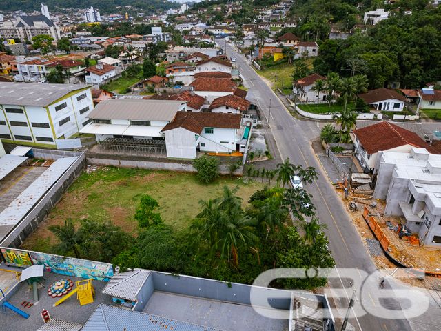 INVISTA AQUI! TERRENOS À VENDA NO BAIRRO IRIRIÚ - ESTUDA PERMUTA
Descubra o potencial de dois lindíssimos terrenos aterrados e parcialmente murados, totalizando uma área de 1.267m² no bairro Iririú, uma tela em branco para seus projetos mais ambiciosos. Com duas escrituras individualizadas, os terrenos possuem áreas respectivas de 582,14m² e 685,07m², oferecendo flexibilidade e opções para investidores e construtores.
Potencial Ilimitado:
Estes lotes, com frente de 30,13 metros e ambos os lados medindo 42,79 metros, estão em uma rua pavimentada, proporcionando um acesso fácil e conveniente. Imagine as possibilidades: residências personalizadas, um complexo de apartamentos ou até mesmo um espaço comercial. A topografia plana e a localização estratégica tornam estes terrenos ideais para qualquer tipo de projeto.
Localização Privilegiada:
Iririú é conhecido por sua tranquilidade e infraestrutura completa, com escolas, comércios e serviços que facilitam o dia a dia. Um bairro em constante desenvolvimento, ideal para investir e construir. A proximidade com as principais vias da cidade aumenta ainda mais o valor destes terrenos.
636 Negócios Imobiliários – Parceiros de Visão:
Com mais de 30 anos de experiência, somos especialistas em identificar oportunidades de valor no mercado imobiliário. Estes terrenos representam uma chance excepcional para investidores visionários.
Para mais informações e para explorar as possibilidades que estes terrenos oferecem, ligue para (47) 3451-0636 ou mande uma mensagem para (47) 99190-0636. Não perca esta oportunidade de investir em um dos bairros mais promissores de Joinville!