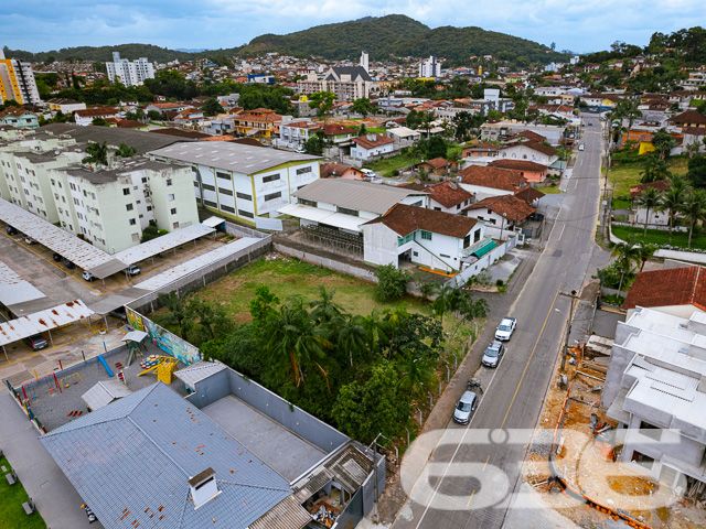 INVISTA AQUI! TERRENOS À VENDA NO BAIRRO IRIRIÚ - ESTUDA PERMUTA
Descubra o potencial de dois lindíssimos terrenos aterrados e parcialmente murados, totalizando uma área de 1.267m² no bairro Iririú, uma tela em branco para seus projetos mais ambiciosos. Com duas escrituras individualizadas, os terrenos possuem áreas respectivas de 582,14m² e 685,07m², oferecendo flexibilidade e opções para investidores e construtores.
Potencial Ilimitado:
Estes lotes, com frente de 30,13 metros e ambos os lados medindo 42,79 metros, estão em uma rua pavimentada, proporcionando um acesso fácil e conveniente. Imagine as possibilidades: residências personalizadas, um complexo de apartamentos ou até mesmo um espaço comercial. A topografia plana e a localização estratégica tornam estes terrenos ideais para qualquer tipo de projeto.
Localização Privilegiada:
Iririú é conhecido por sua tranquilidade e infraestrutura completa, com escolas, comércios e serviços que facilitam o dia a dia. Um bairro em constante desenvolvimento, ideal para investir e construir. A proximidade com as principais vias da cidade aumenta ainda mais o valor destes terrenos.
636 Negócios Imobiliários – Parceiros de Visão:
Com mais de 30 anos de experiência, somos especialistas em identificar oportunidades de valor no mercado imobiliário. Estes terrenos representam uma chance excepcional para investidores visionários.
Para mais informações e para explorar as possibilidades que estes terrenos oferecem, ligue para (47) 3451-0636 ou mande uma mensagem para (47) 99190-0636. Não perca esta oportunidade de investir em um dos bairros mais promissores de Joinville!