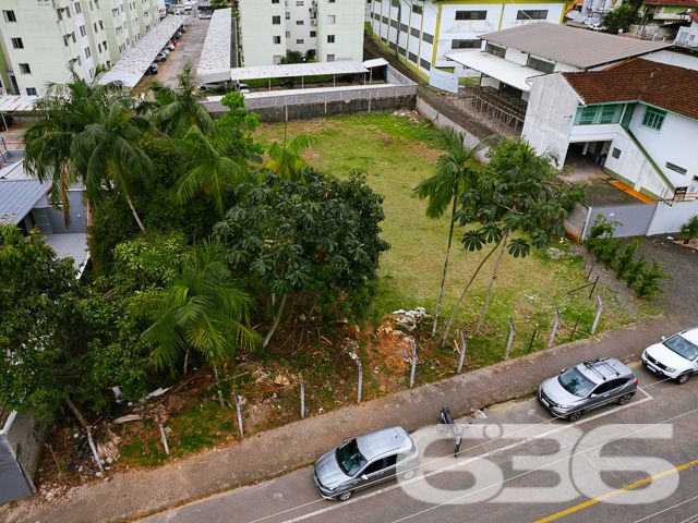 INVISTA AQUI! TERRENOS À VENDA NO BAIRRO IRIRIÚ - ESTUDA PERMUTA
Descubra o potencial de dois lindíssimos terrenos aterrados e parcialmente murados, totalizando uma área de 1.267m² no bairro Iririú, uma tela em branco para seus projetos mais ambiciosos. Com duas escrituras individualizadas, os terrenos possuem áreas respectivas de 582,14m² e 685,07m², oferecendo flexibilidade e opções para investidores e construtores.
Potencial Ilimitado:
Estes lotes, com frente de 30,13 metros e ambos os lados medindo 42,79 metros, estão em uma rua pavimentada, proporcionando um acesso fácil e conveniente. Imagine as possibilidades: residências personalizadas, um complexo de apartamentos ou até mesmo um espaço comercial. A topografia plana e a localização estratégica tornam estes terrenos ideais para qualquer tipo de projeto.
Localização Privilegiada:
Iririú é conhecido por sua tranquilidade e infraestrutura completa, com escolas, comércios e serviços que facilitam o dia a dia. Um bairro em constante desenvolvimento, ideal para investir e construir. A proximidade com as principais vias da cidade aumenta ainda mais o valor destes terrenos.
636 Negócios Imobiliários – Parceiros de Visão:
Com mais de 30 anos de experiência, somos especialistas em identificar oportunidades de valor no mercado imobiliário. Estes terrenos representam uma chance excepcional para investidores visionários.
Para mais informações e para explorar as possibilidades que estes terrenos oferecem, ligue para (47) 3451-0636 ou mande uma mensagem para (47) 99190-0636. Não perca esta oportunidade de investir em um dos bairros mais promissores de Joinville!