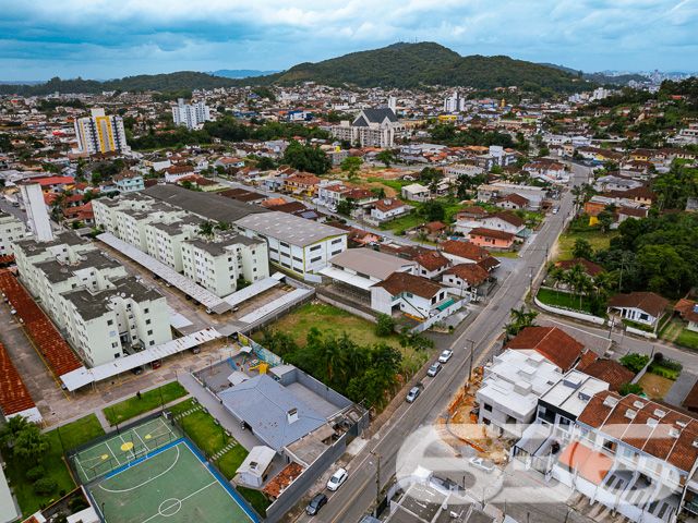 INVISTA AQUI! TERRENOS À VENDA NO BAIRRO IRIRIÚ - ESTUDA PERMUTA
Descubra o potencial de dois lindíssimos terrenos aterrados e parcialmente murados, totalizando uma área de 1.267m² no bairro Iririú, uma tela em branco para seus projetos mais ambiciosos. Com duas escrituras individualizadas, os terrenos possuem áreas respectivas de 582,14m² e 685,07m², oferecendo flexibilidade e opções para investidores e construtores.
Potencial Ilimitado:
Estes lotes, com frente de 30,13 metros e ambos os lados medindo 42,79 metros, estão em uma rua pavimentada, proporcionando um acesso fácil e conveniente. Imagine as possibilidades: residências personalizadas, um complexo de apartamentos ou até mesmo um espaço comercial. A topografia plana e a localização estratégica tornam estes terrenos ideais para qualquer tipo de projeto.
Localização Privilegiada:
Iririú é conhecido por sua tranquilidade e infraestrutura completa, com escolas, comércios e serviços que facilitam o dia a dia. Um bairro em constante desenvolvimento, ideal para investir e construir. A proximidade com as principais vias da cidade aumenta ainda mais o valor destes terrenos.
636 Negócios Imobiliários – Parceiros de Visão:
Com mais de 30 anos de experiência, somos especialistas em identificar oportunidades de valor no mercado imobiliário. Estes terrenos representam uma chance excepcional para investidores visionários.
Para mais informações e para explorar as possibilidades que estes terrenos oferecem, ligue para (47) 3451-0636 ou mande uma mensagem para (47) 99190-0636. Não perca esta oportunidade de investir em um dos bairros mais promissores de Joinville!