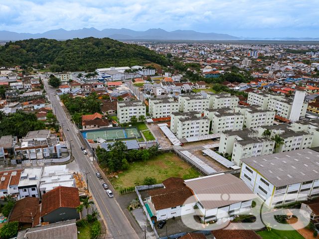 INVISTA AQUI! TERRENOS À VENDA NO BAIRRO IRIRIÚ - ESTUDA PERMUTA
Descubra o potencial de dois lindíssimos terrenos aterrados e parcialmente murados, totalizando uma área de 1.267m² no bairro Iririú, uma tela em branco para seus projetos mais ambiciosos. Com duas escrituras individualizadas, os terrenos possuem áreas respectivas de 582,14m² e 685,07m², oferecendo flexibilidade e opções para investidores e construtores.
Potencial Ilimitado:
Estes lotes, com frente de 30,13 metros e ambos os lados medindo 42,79 metros, estão em uma rua pavimentada, proporcionando um acesso fácil e conveniente. Imagine as possibilidades: residências personalizadas, um complexo de apartamentos ou até mesmo um espaço comercial. A topografia plana e a localização estratégica tornam estes terrenos ideais para qualquer tipo de projeto.
Localização Privilegiada:
Iririú é conhecido por sua tranquilidade e infraestrutura completa, com escolas, comércios e serviços que facilitam o dia a dia. Um bairro em constante desenvolvimento, ideal para investir e construir. A proximidade com as principais vias da cidade aumenta ainda mais o valor destes terrenos.
636 Negócios Imobiliários – Parceiros de Visão:
Com mais de 30 anos de experiência, somos especialistas em identificar oportunidades de valor no mercado imobiliário. Estes terrenos representam uma chance excepcional para investidores visionários.
Para mais informações e para explorar as possibilidades que estes terrenos oferecem, ligue para (47) 3451-0636 ou mande uma mensagem para (47) 99190-0636. Não perca esta oportunidade de investir em um dos bairros mais promissores de Joinville!