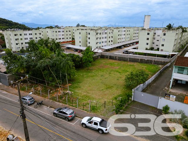 INVISTA AQUI! TERRENOS À VENDA NO BAIRRO IRIRIÚ - ESTUDA PERMUTA
Descubra o potencial de dois lindíssimos terrenos aterrados e parcialmente murados, totalizando uma área de 1.267m² no bairro Iririú, uma tela em branco para seus projetos mais ambiciosos. Com duas escrituras individualizadas, os terrenos possuem áreas respectivas de 582,14m² e 685,07m², oferecendo flexibilidade e opções para investidores e construtores.
Potencial Ilimitado:
Estes lotes, com frente de 30,13 metros e ambos os lados medindo 42,79 metros, estão em uma rua pavimentada, proporcionando um acesso fácil e conveniente. Imagine as possibilidades: residências personalizadas, um complexo de apartamentos ou até mesmo um espaço comercial. A topografia plana e a localização estratégica tornam estes terrenos ideais para qualquer tipo de projeto.
Localização Privilegiada:
Iririú é conhecido por sua tranquilidade e infraestrutura completa, com escolas, comércios e serviços que facilitam o dia a dia. Um bairro em constante desenvolvimento, ideal para investir e construir. A proximidade com as principais vias da cidade aumenta ainda mais o valor destes terrenos.
636 Negócios Imobiliários – Parceiros de Visão:
Com mais de 30 anos de experiência, somos especialistas em identificar oportunidades de valor no mercado imobiliário. Estes terrenos representam uma chance excepcional para investidores visionários.
Para mais informações e para explorar as possibilidades que estes terrenos oferecem, ligue para (47) 3451-0636 ou mande uma mensagem para (47) 99190-0636. Não perca esta oportunidade de investir em um dos bairros mais promissores de Joinville!