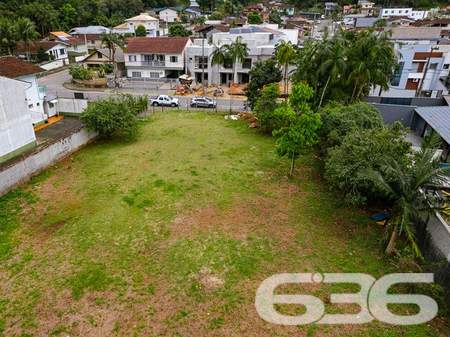 INVISTA AQUI! TERRENOS À VENDA NO BAIRRO IRIRIÚ - ESTUDA PERMUTA
Descubra o potencial de dois lindíssimos terrenos aterrados e parcialmente murados, totalizando uma área de 1.267m² no bairro Iririú, uma tela em branco para seus projetos mais ambiciosos. Com duas escrituras individualizadas, os terrenos possuem áreas respectivas de 582,14m² e 685,07m², oferecendo flexibilidade e opções para investidores e construtores.
Potencial Ilimitado:
Estes lotes, com frente de 30,13 metros e ambos os lados medindo 42,79 metros, estão em uma rua pavimentada, proporcionando um acesso fácil e conveniente. Imagine as possibilidades: residências personalizadas, um complexo de apartamentos ou até mesmo um espaço comercial. A topografia plana e a localização estratégica tornam estes terrenos ideais para qualquer tipo de projeto.
Localização Privilegiada:
Iririú é conhecido por sua tranquilidade e infraestrutura completa, com escolas, comércios e serviços que facilitam o dia a dia. Um bairro em constante desenvolvimento, ideal para investir e construir. A proximidade com as principais vias da cidade aumenta ainda mais o valor destes terrenos.
636 Negócios Imobiliários – Parceiros de Visão:
Com mais de 30 anos de experiência, somos especialistas em identificar oportunidades de valor no mercado imobiliário. Estes terrenos representam uma chance excepcional para investidores visionários.
Para mais informações e para explorar as possibilidades que estes terrenos oferecem, ligue para (47) 3451-0636 ou mande uma mensagem para (47) 99190-0636. Não perca esta oportunidade de investir em um dos bairros mais promissores de Joinville!