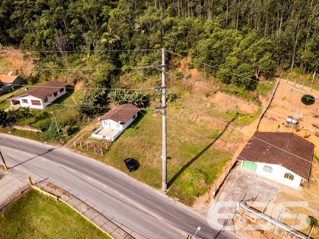 BELÍSSIMO TERRENO À VENDA NO BAIRRO ITINGA, EM JOINVILLE - ESTUDA PERMUTA
São 1.339m² de terreno com 28m² de frente e 42m² de lado. Terreno bem plano na frente, com um aclive suave no final do terreno, com aproximadamente uns 800m² de área plana. Pronto para obras!
Perfeito para você que deseja começar aquela construção dos sonhos.
Localizado no bairro mais ao Sul de Joinville, na divisa com Araquari, o Itinga convive com as vantagens, que é ter caminho para as praias de São Francisco do Sul e Balneário Barra do Sul. A região possui um comércio independente e vislumbra um crescimento ainda maior com a instalação da Universidade Federal de Santa Catarina (UFSC). Fica a cerca de 10 km de distância do Centro de Joinville.
Consulte um de nossos corretores e saiba mais sobre esse vantajoso e oportuno terreno.
Fale conosco:
Telefone: 47 3451-0636
WhatsApp: 47 99190-0636