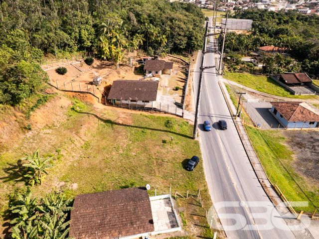 BELÍSSIMO TERRENO À VENDA NO BAIRRO ITINGA, EM JOINVILLE - ESTUDA PERMUTA
São 1.339m² de terreno com 28m² de frente e 42m² de lado. Terreno bem plano na frente, com um aclive suave no final do terreno, com aproximadamente uns 800m² de área plana. Pronto para obras!
Perfeito para você que deseja começar aquela construção dos sonhos.
Localizado no bairro mais ao Sul de Joinville, na divisa com Araquari, o Itinga convive com as vantagens, que é ter caminho para as praias de São Francisco do Sul e Balneário Barra do Sul. A região possui um comércio independente e vislumbra um crescimento ainda maior com a instalação da Universidade Federal de Santa Catarina (UFSC). Fica a cerca de 10 km de distância do Centro de Joinville.
Consulte um de nossos corretores e saiba mais sobre esse vantajoso e oportuno terreno.
Fale conosco:
Telefone: 47 3451-0636
WhatsApp: 47 99190-0636