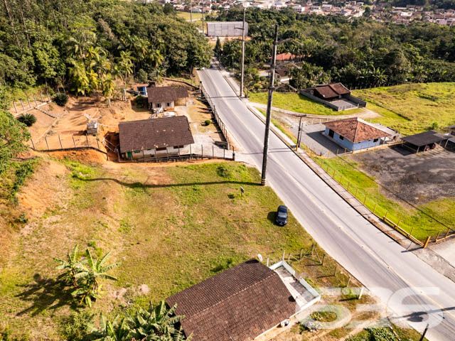 BELÍSSIMO TERRENO À VENDA NO BAIRRO ITINGA, EM JOINVILLE - ESTUDA PERMUTA
São 1.339m² de terreno com 28m² de frente e 42m² de lado. Terreno bem plano na frente, com um aclive suave no final do terreno, com aproximadamente uns 800m² de área plana. Pronto para obras!
Perfeito para você que deseja começar aquela construção dos sonhos.
Localizado no bairro mais ao Sul de Joinville, na divisa com Araquari, o Itinga convive com as vantagens, que é ter caminho para as praias de São Francisco do Sul e Balneário Barra do Sul. A região possui um comércio independente e vislumbra um crescimento ainda maior com a instalação da Universidade Federal de Santa Catarina (UFSC). Fica a cerca de 10 km de distância do Centro de Joinville.
Consulte um de nossos corretores e saiba mais sobre esse vantajoso e oportuno terreno.
Fale conosco:
Telefone: 47 3451-0636
WhatsApp: 47 99190-0636