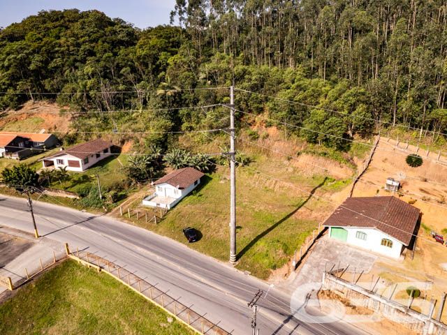 BELÍSSIMO TERRENO À VENDA NO BAIRRO ITINGA, EM JOINVILLE - ESTUDA PERMUTA
São 1.339m² de terreno com 28m² de frente e 42m² de lado. Terreno bem plano na frente, com um aclive suave no final do terreno, com aproximadamente uns 800m² de área plana. Pronto para obras!
Perfeito para você que deseja começar aquela construção dos sonhos.
Localizado no bairro mais ao Sul de Joinville, na divisa com Araquari, o Itinga convive com as vantagens, que é ter caminho para as praias de São Francisco do Sul e Balneário Barra do Sul. A região possui um comércio independente e vislumbra um crescimento ainda maior com a instalação da Universidade Federal de Santa Catarina (UFSC). Fica a cerca de 10 km de distância do Centro de Joinville.
Consulte um de nossos corretores e saiba mais sobre esse vantajoso e oportuno terreno.
Fale conosco:
Telefone: 47 3451-0636
WhatsApp: 47 99190-0636