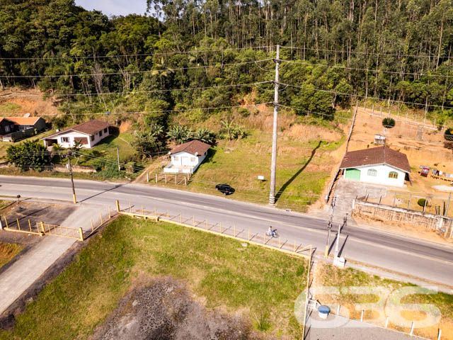 BELÍSSIMO TERRENO À VENDA NO BAIRRO ITINGA, EM JOINVILLE - ESTUDA PERMUTA
São 1.339m² de terreno com 28m² de frente e 42m² de lado. Terreno bem plano na frente, com um aclive suave no final do terreno, com aproximadamente uns 800m² de área plana. Pronto para obras!
Perfeito para você que deseja começar aquela construção dos sonhos.
Localizado no bairro mais ao Sul de Joinville, na divisa com Araquari, o Itinga convive com as vantagens, que é ter caminho para as praias de São Francisco do Sul e Balneário Barra do Sul. A região possui um comércio independente e vislumbra um crescimento ainda maior com a instalação da Universidade Federal de Santa Catarina (UFSC). Fica a cerca de 10 km de distância do Centro de Joinville.
Consulte um de nossos corretores e saiba mais sobre esse vantajoso e oportuno terreno.
Fale conosco:
Telefone: 47 3451-0636
WhatsApp: 47 99190-0636