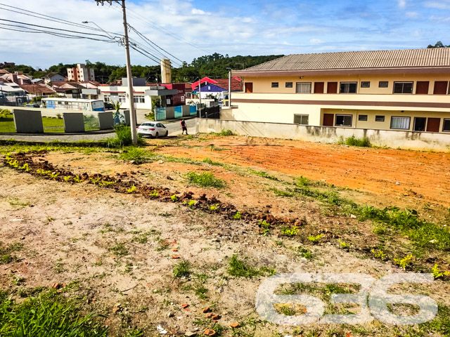 Descubra o potencial ilimitado deste terreno em Joinville, SC, situado no promissor bairro Parque Guarani. Oferecido pela 636 Negócios Imobiliários, este espaço é ideal para quem deseja construir em um local estratégico com vistas privilegiadas e infraestrutura pronta para desenvolvimento.

Este terreno plano, de esquina, com um amplo travessão de frente de 27,00m e travessão dos fundos de 28,11m, oferece uma excepcional oportunidade para desenvolvedores e investidores. Sua localização em rua pavimentada no coração de Joinville, uma das cidades mais dinâmicas e em crescimento de Santa Catarina, é perfeita para uma variedade de projetos imobiliários.

A 636 Negócios Imobiliários, com mais de 30 anos de experiência no mercado, garante um processo de compra seguro e eficiente. Somos reconhecidos pela excelência técnico-jurídica e nossa equipe dedicada de mais de 50 corretores está pronta para ajudá-lo a fazer um investimento seguro e rentável.

Este terreno não é apenas uma compra, mas uma porta para o futuro, onde sua visão pode se tornar realidade. Ideal para a construção de residências luxuosas ou um complexo comercial, a localização privilegiada garante acesso fácil a todas as comodidades essenciais, bem como visibilidade e conveniência para negócios e moradores.

Aproveite a oportunidade de investir em um dos poucos terrenos disponíveis no Parque Guarani, uma área em constante valorização e desenvolvimento. A 636 Negócios Imobiliários está pronta para auxiliar você em cada passo, garantindo um investimento sólido e um futuro promissor.

Para mais informações e detalhes sobre este e outros imóveis, visite nosso site ou entre em contato diretamente. Nosso time de especialistas está à disposição para ajudar você a encontrar o melhor negócio imobiliário.

Transforme sua visão em realidade com a 636 Negócios Imobiliários, onde grandes pessoas constroem grandes empresas.
 
636 NEGÓCIOS IMOBILIÁRIOS: A SUA MELHOR ESCOLHA
Com mais de 30 anos de experiência, a 636 Negócios Imobiliários é sua parceira ideal para encontrar o imóvel perfeito. Estamos prontos para ajudá-lo a fazer deste imóvel o seu novo lar.
 
Telefone: (47) 3451-0636
WhatsApp: (47) 99190-0636
 
Não perca esta oportunidade única. Visite nosso site para mais informações: i636.com.br