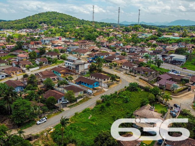 TERRENO DE ESQUINA NO BAIRRO BOEHMERWALD, PERFEITO PARA PROJETOS AMBICIOSOS!
Apresentamos uma oportunidade singular no bairro Boehmerwald: um terreno de esquina com 1.267m², plano e regular, pronto para acolher seus projetos mais ambiciosos. Este espaço é ideal para quem busca investir em um projeto comercial ou residencial de grande porte.
Ele oferece espaço de sobra para a realização de uma variedade de projetos. Seja para construir um complexo residencial ou um centro comercial, este terreno é o cenário perfeito para transformar suas ideias em realidade. Sua configuração plana e regular facilita o desenvolvimento de qualquer tipo de construção.
Localizado no bairro Boehmerwald, este terreno está em uma área de grande potencial. A região oferece uma infraestrutura completa, com fácil acesso a serviços essenciais, tornando-a ideal tanto para empreendimentos comerciais quanto residenciais.
Na 636 Negócios Imobiliários, temos o compromisso de oferecer as melhores oportunidades de investimento imobiliário. Com mais de 30 anos de experiência, nossa equipe está pronta para ajudá-lo a aproveitar esta oportunidade no bairro Boehmerwald.
Para mais informações, entre em contato conosco pelo telefone (47) 3451-0636 ou WhatsApp (47) 99190-0636. Estamos à disposição para ajudá-lo a realizar um investimento seguro e promissor!