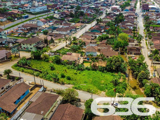 TERRENO DE ESQUINA NO BAIRRO BOEHMERWALD, PERFEITO PARA PROJETOS AMBICIOSOS!
Apresentamos uma oportunidade singular no bairro Boehmerwald: um terreno de esquina com 1.267m², plano e regular, pronto para acolher seus projetos mais ambiciosos. Este espaço é ideal para quem busca investir em um projeto comercial ou residencial de grande porte.
Ele oferece espaço de sobra para a realização de uma variedade de projetos. Seja para construir um complexo residencial ou um centro comercial, este terreno é o cenário perfeito para transformar suas ideias em realidade. Sua configuração plana e regular facilita o desenvolvimento de qualquer tipo de construção.
Localizado no bairro Boehmerwald, este terreno está em uma área de grande potencial. A região oferece uma infraestrutura completa, com fácil acesso a serviços essenciais, tornando-a ideal tanto para empreendimentos comerciais quanto residenciais.
Na 636 Negócios Imobiliários, temos o compromisso de oferecer as melhores oportunidades de investimento imobiliário. Com mais de 30 anos de experiência, nossa equipe está pronta para ajudá-lo a aproveitar esta oportunidade no bairro Boehmerwald.
Para mais informações, entre em contato conosco pelo telefone (47) 3451-0636 ou WhatsApp (47) 99190-0636. Estamos à disposição para ajudá-lo a realizar um investimento seguro e promissor!