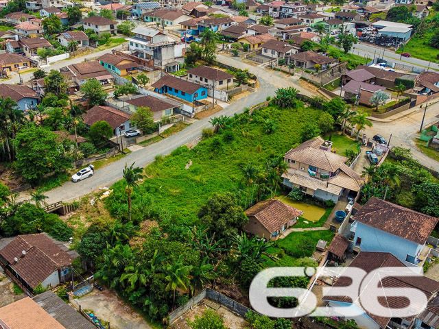 TERRENO DE ESQUINA NO BAIRRO BOEHMERWALD, PERFEITO PARA PROJETOS AMBICIOSOS!
Apresentamos uma oportunidade singular no bairro Boehmerwald: um terreno de esquina com 1.267m², plano e regular, pronto para acolher seus projetos mais ambiciosos. Este espaço é ideal para quem busca investir em um projeto comercial ou residencial de grande porte.
Ele oferece espaço de sobra para a realização de uma variedade de projetos. Seja para construir um complexo residencial ou um centro comercial, este terreno é o cenário perfeito para transformar suas ideias em realidade. Sua configuração plana e regular facilita o desenvolvimento de qualquer tipo de construção.
Localizado no bairro Boehmerwald, este terreno está em uma área de grande potencial. A região oferece uma infraestrutura completa, com fácil acesso a serviços essenciais, tornando-a ideal tanto para empreendimentos comerciais quanto residenciais.
Na 636 Negócios Imobiliários, temos o compromisso de oferecer as melhores oportunidades de investimento imobiliário. Com mais de 30 anos de experiência, nossa equipe está pronta para ajudá-lo a aproveitar esta oportunidade no bairro Boehmerwald.
Para mais informações, entre em contato conosco pelo telefone (47) 3451-0636 ou WhatsApp (47) 99190-0636. Estamos à disposição para ajudá-lo a realizar um investimento seguro e promissor!