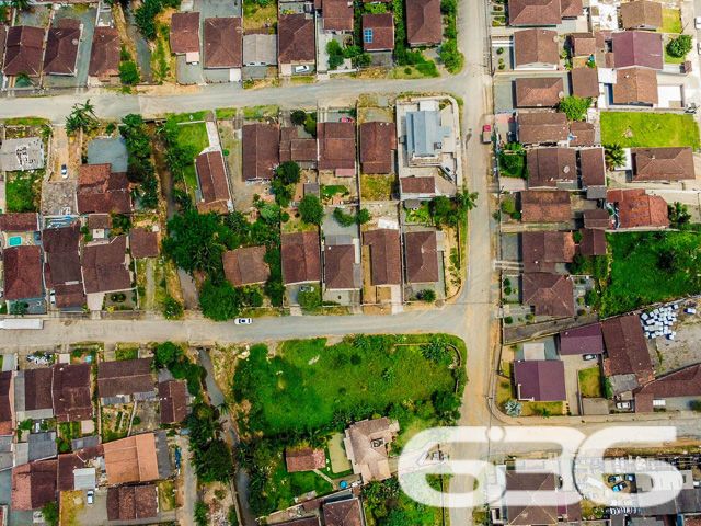 TERRENO DE ESQUINA NO BAIRRO BOEHMERWALD, PERFEITO PARA PROJETOS AMBICIOSOS!
Apresentamos uma oportunidade singular no bairro Boehmerwald: um terreno de esquina com 1.267m², plano e regular, pronto para acolher seus projetos mais ambiciosos. Este espaço é ideal para quem busca investir em um projeto comercial ou residencial de grande porte.
Ele oferece espaço de sobra para a realização de uma variedade de projetos. Seja para construir um complexo residencial ou um centro comercial, este terreno é o cenário perfeito para transformar suas ideias em realidade. Sua configuração plana e regular facilita o desenvolvimento de qualquer tipo de construção.
Localizado no bairro Boehmerwald, este terreno está em uma área de grande potencial. A região oferece uma infraestrutura completa, com fácil acesso a serviços essenciais, tornando-a ideal tanto para empreendimentos comerciais quanto residenciais.
Na 636 Negócios Imobiliários, temos o compromisso de oferecer as melhores oportunidades de investimento imobiliário. Com mais de 30 anos de experiência, nossa equipe está pronta para ajudá-lo a aproveitar esta oportunidade no bairro Boehmerwald.
Para mais informações, entre em contato conosco pelo telefone (47) 3451-0636 ou WhatsApp (47) 99190-0636. Estamos à disposição para ajudá-lo a realizar um investimento seguro e promissor!
